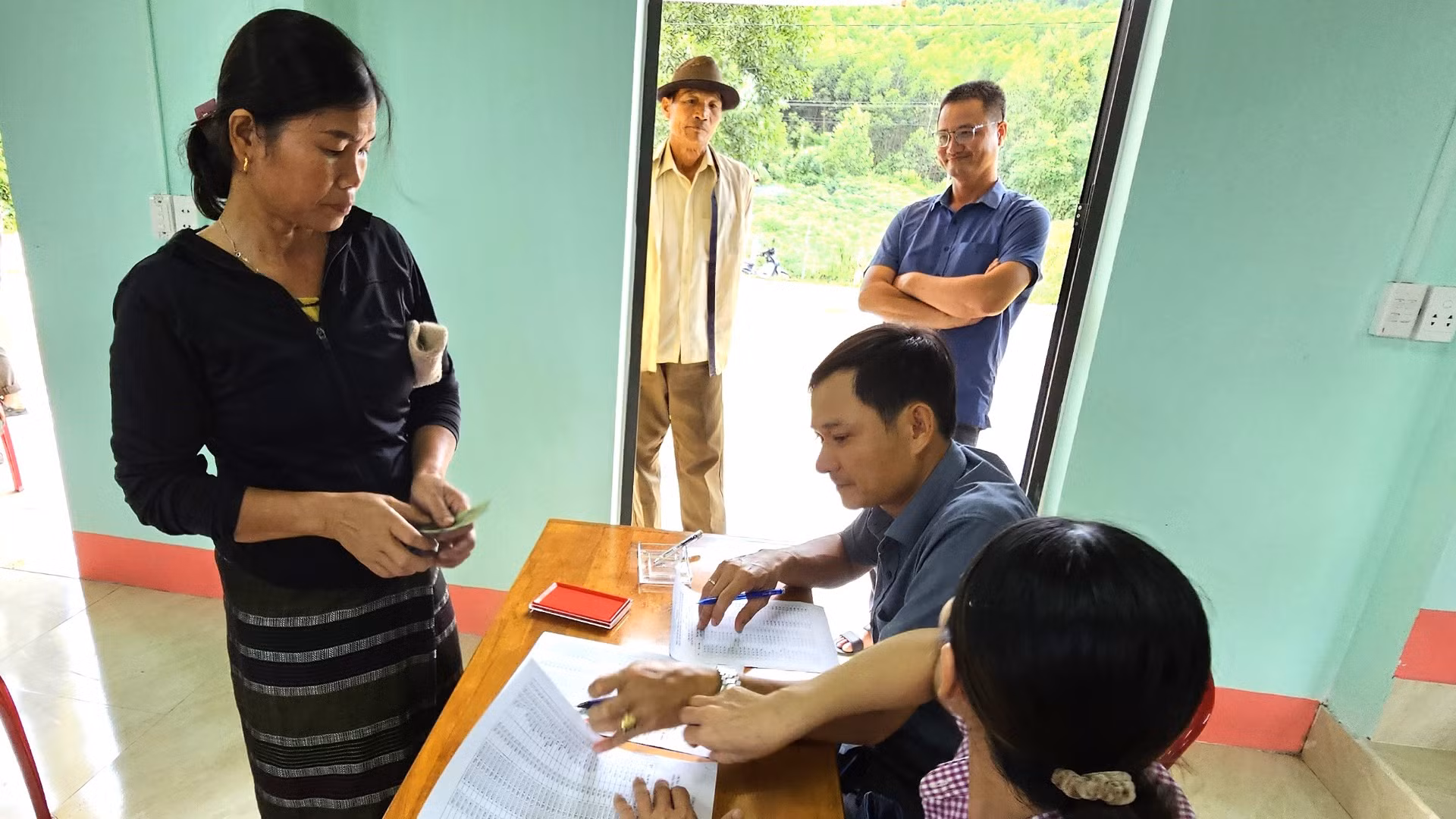 Người dân các xã miền núi huyện Lệ Thủy nhận tiền bảo vệ rừng từ nguồn bán tín chỉ carbon. Người dân các xã miền núi huyện Lệ Thủy nhận tiền bảo vệ rừng từ nguồn bán tín chỉ carbon.