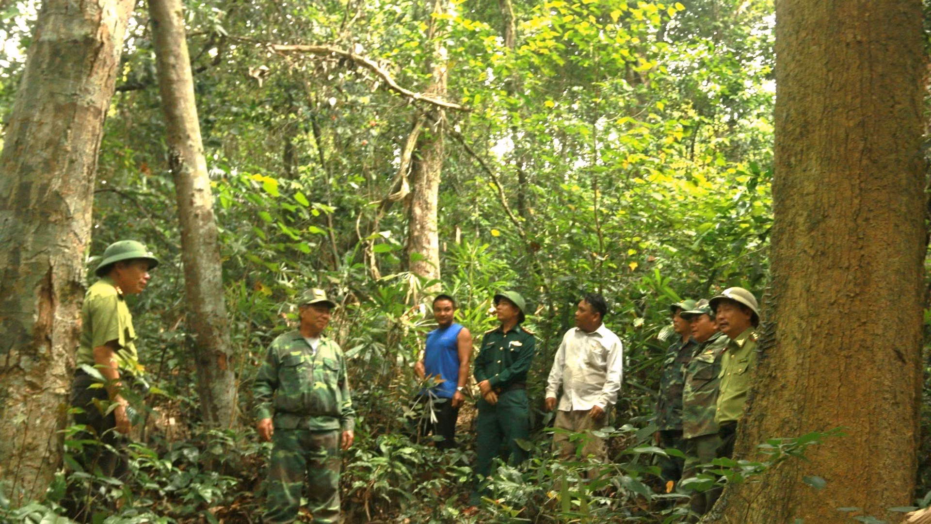 Đồng bào dân tộc thiểu số ở tỉnh Quảng Bình tham gia bảo vệ, tuần tra rừng với lực lượng chức năng