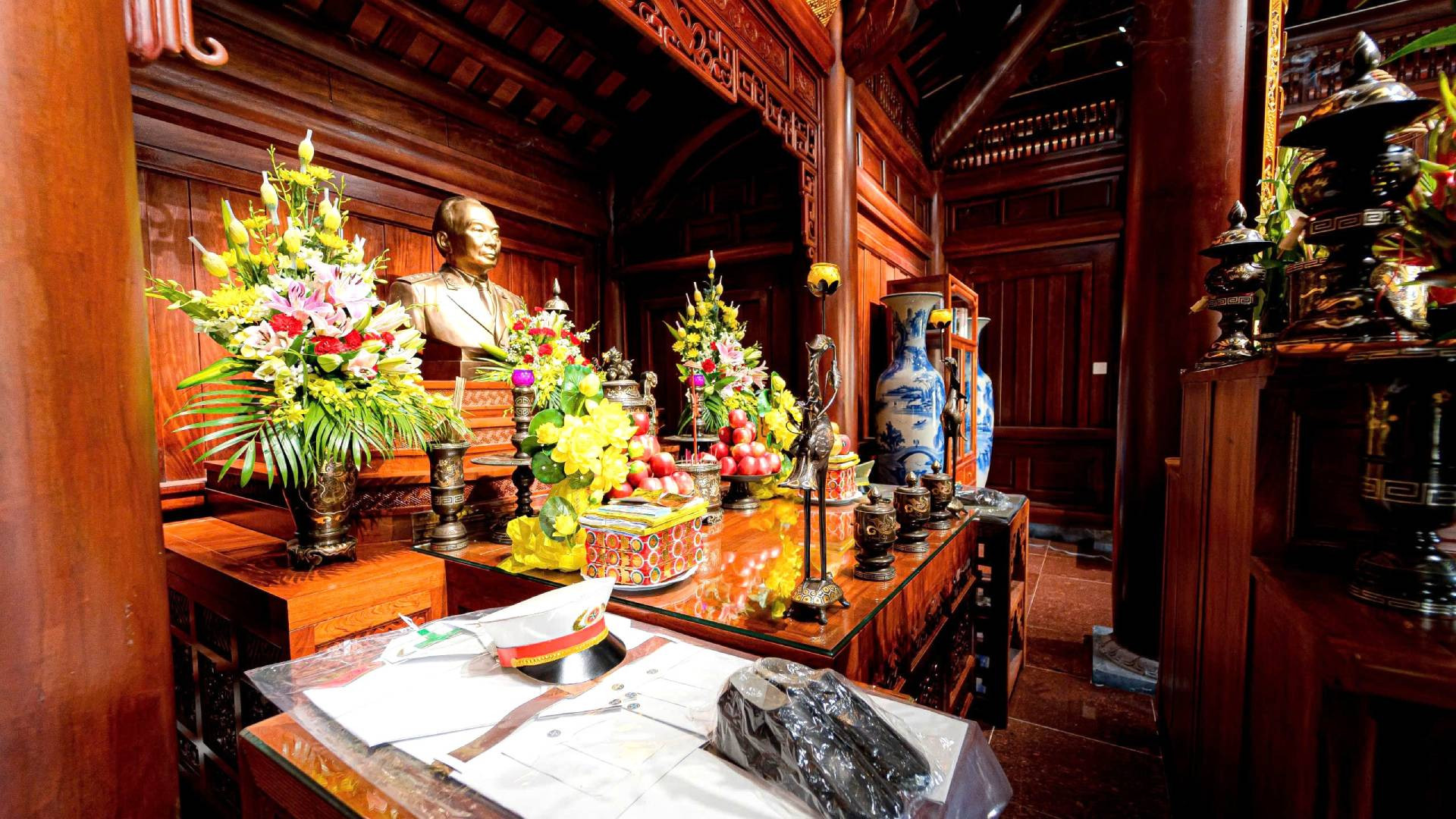 Ban thờ Đại tướng-Tổng Tư lệnh Võ Nguyên Giáp được đặt tại vị trí trung tâm, trang trọng nhưng giản đơn với bức tượng bán thân của ông. Ban thờ Đại tướng-Tổng Tư lệnh Võ Nguyên Giáp được đặt tại vị trí trung tâm, trang trọng nhưng giản đơn với bức tượng bán thân của ông.