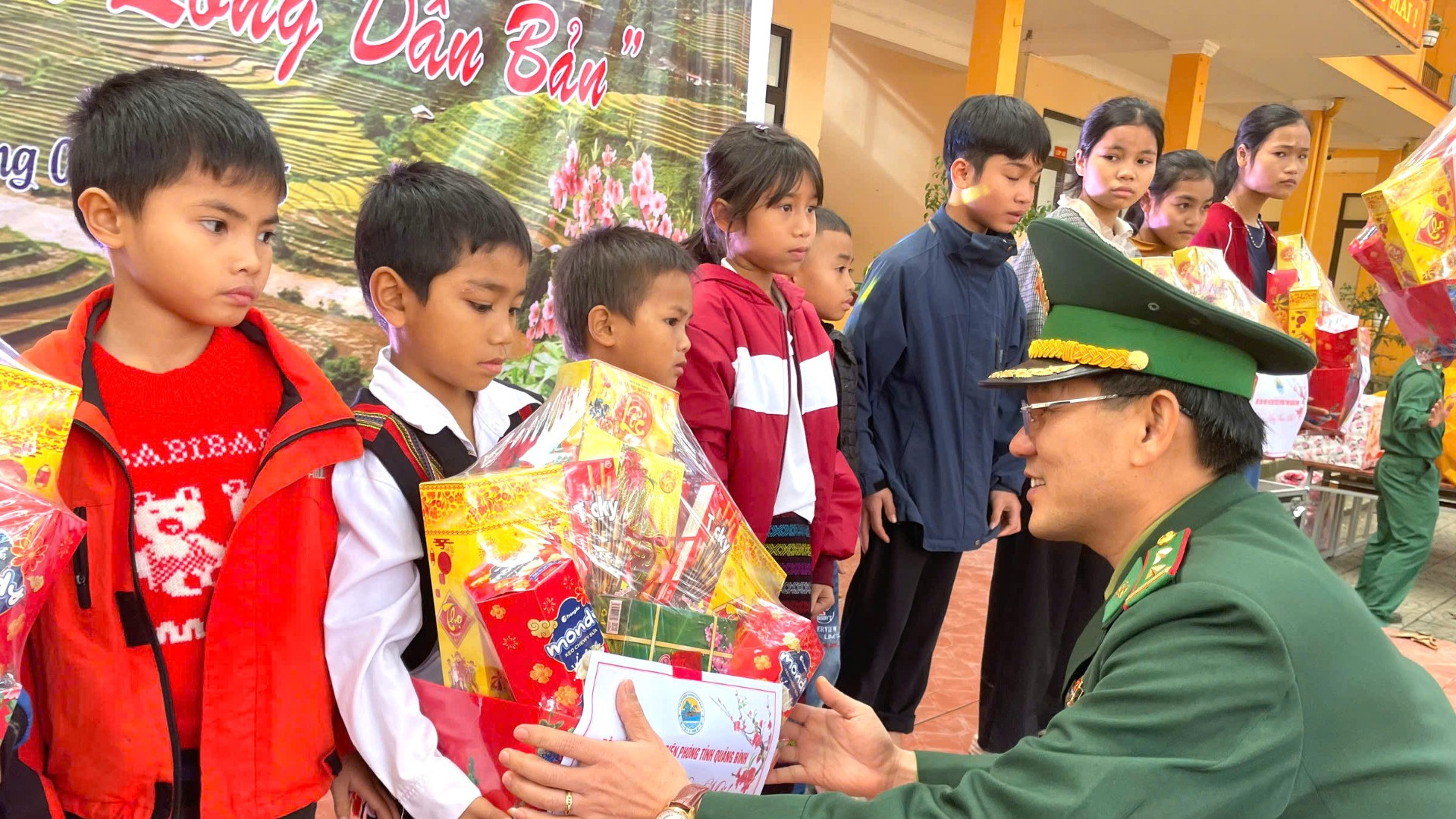 Đại diện Bộ Chỉ huy Bộ đội Biên phòng tỉnh Quảng Bình tặng quà Tết cho các em nhỏ.