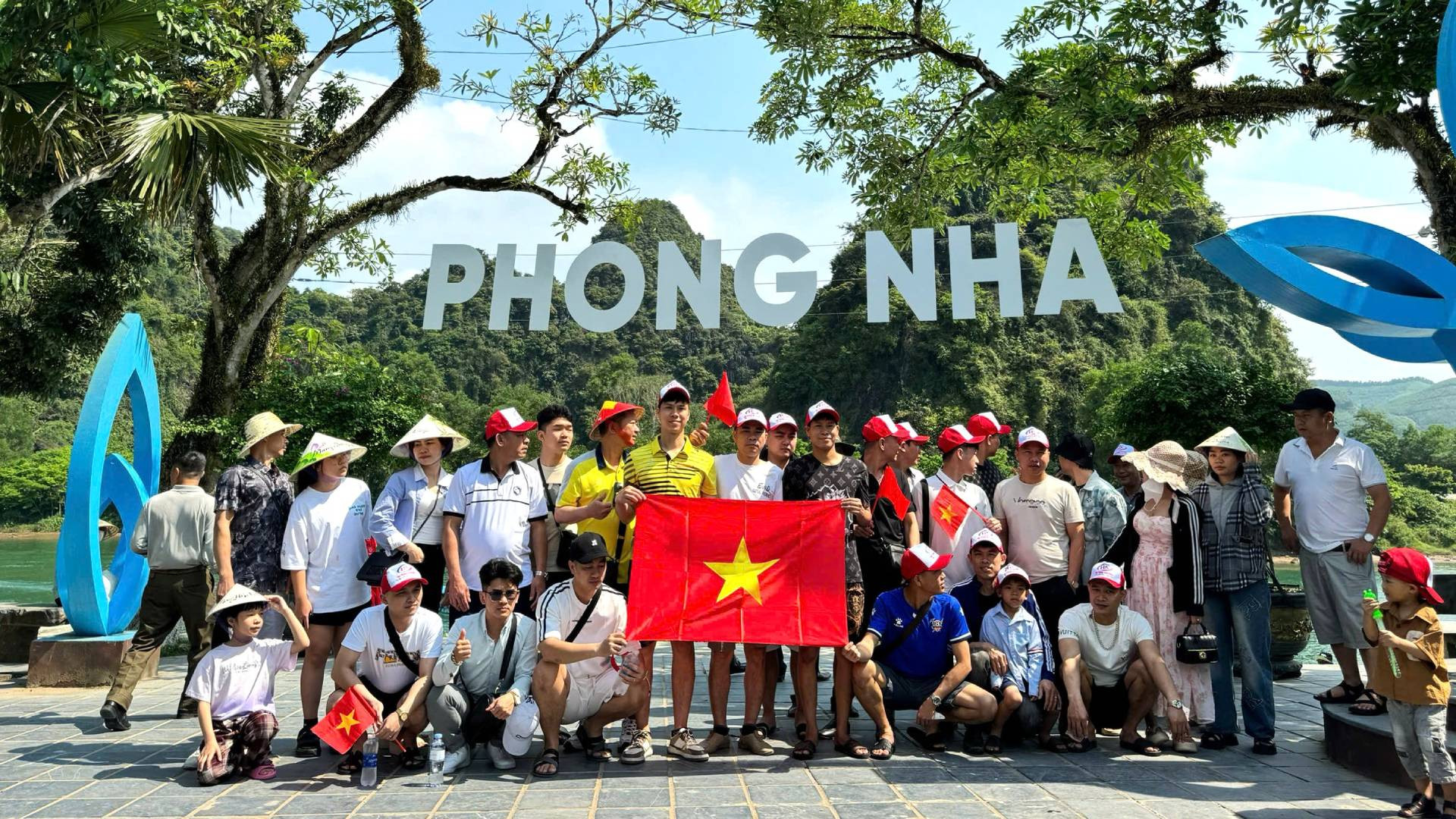 Du khách chụp ảnh lưu niệm trước khi xuống thuyền tham quan động Phong Nha và động Tiên Sơn.