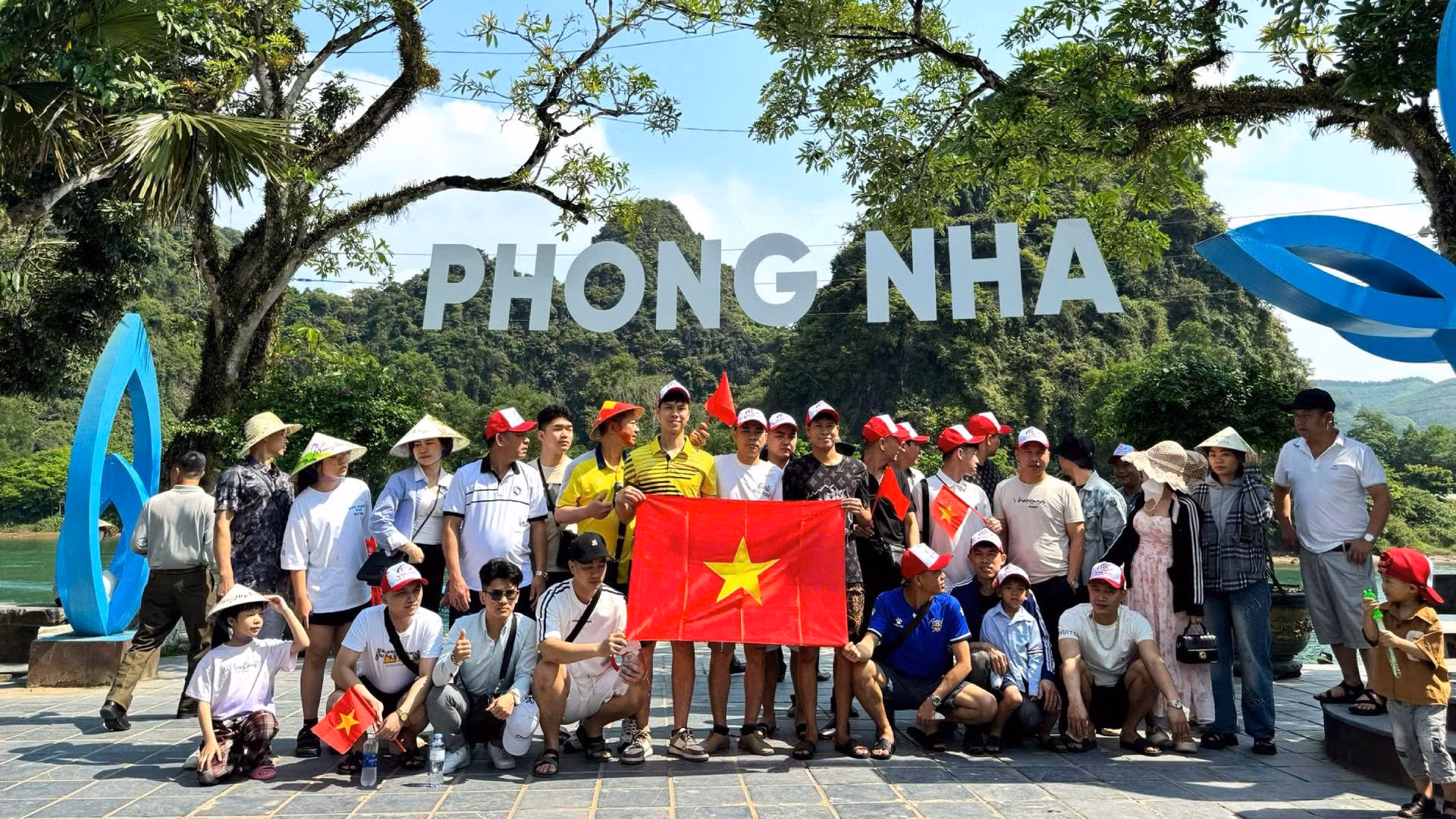 Du khách chụp ảnh lưu niệm trước khi xuống thuyền tham quan động Phong Nha và động Tiên Sơn.