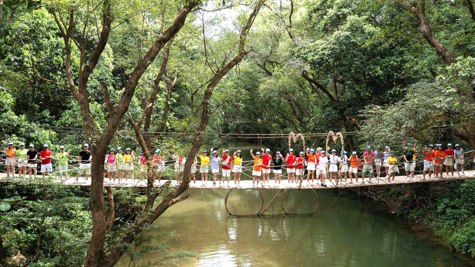 Du khách lưu giữ khoảnh khắc tại cầu Tình yêu kết nối Bến anh và Bến em ở Ozo Park. Sự xanh mát của Ozo cùng với hệ thống trò chơi độc đáo mang đến cho du khách cảm giác gần gũi thân thiện với thiên nhiên, tạo ra sản phẩm du lịch khác biệt và tăng sức hút du khách khi đến Phong Nha-Kẻ Bàng.