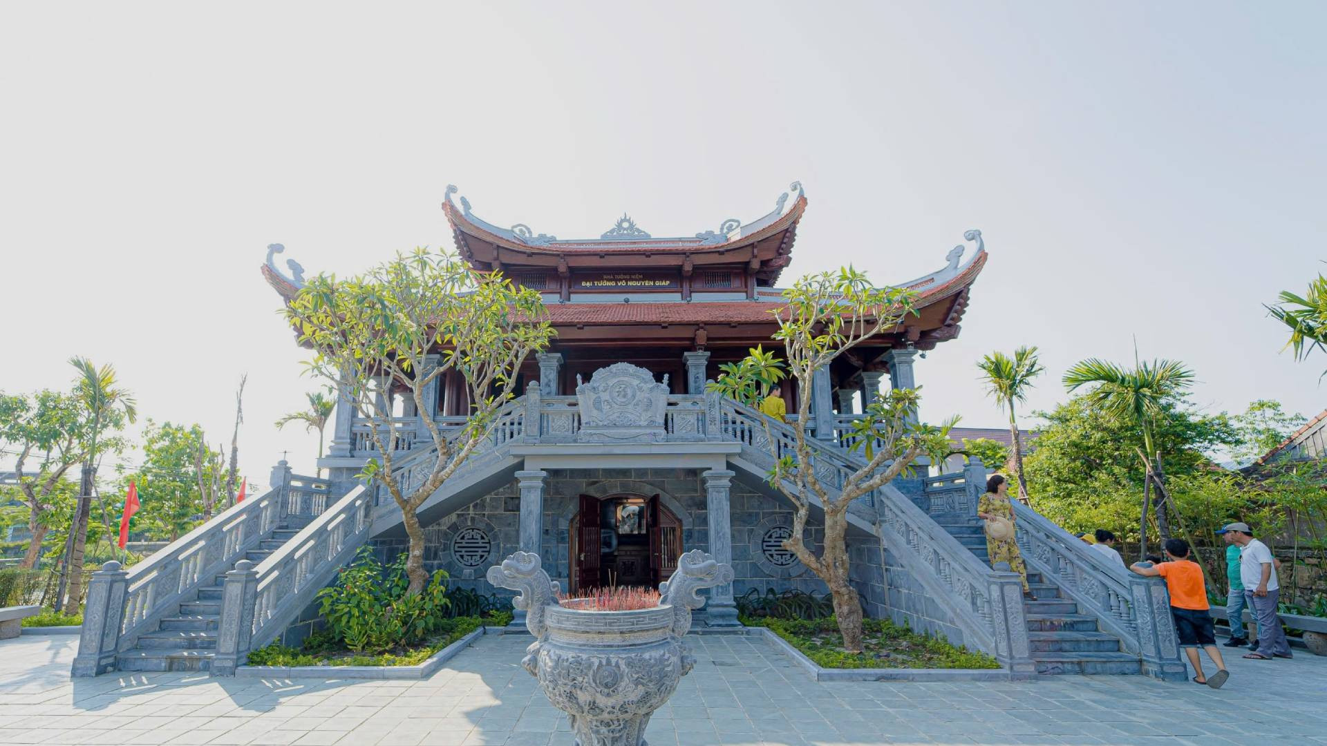 Việc thiết kế Nhà tưởng niệm 2 tầng cũng chính là để ứng phó hiệu quả với lũ lụt thường xảy ra hằng năm ở Lệ Thủy. Việc thiết kế Nhà tưởng niệm 2 tầng cũng chính là để ứng phó hiệu quả với lũ lụt thường xảy ra hằng năm ở Lệ Thủy.