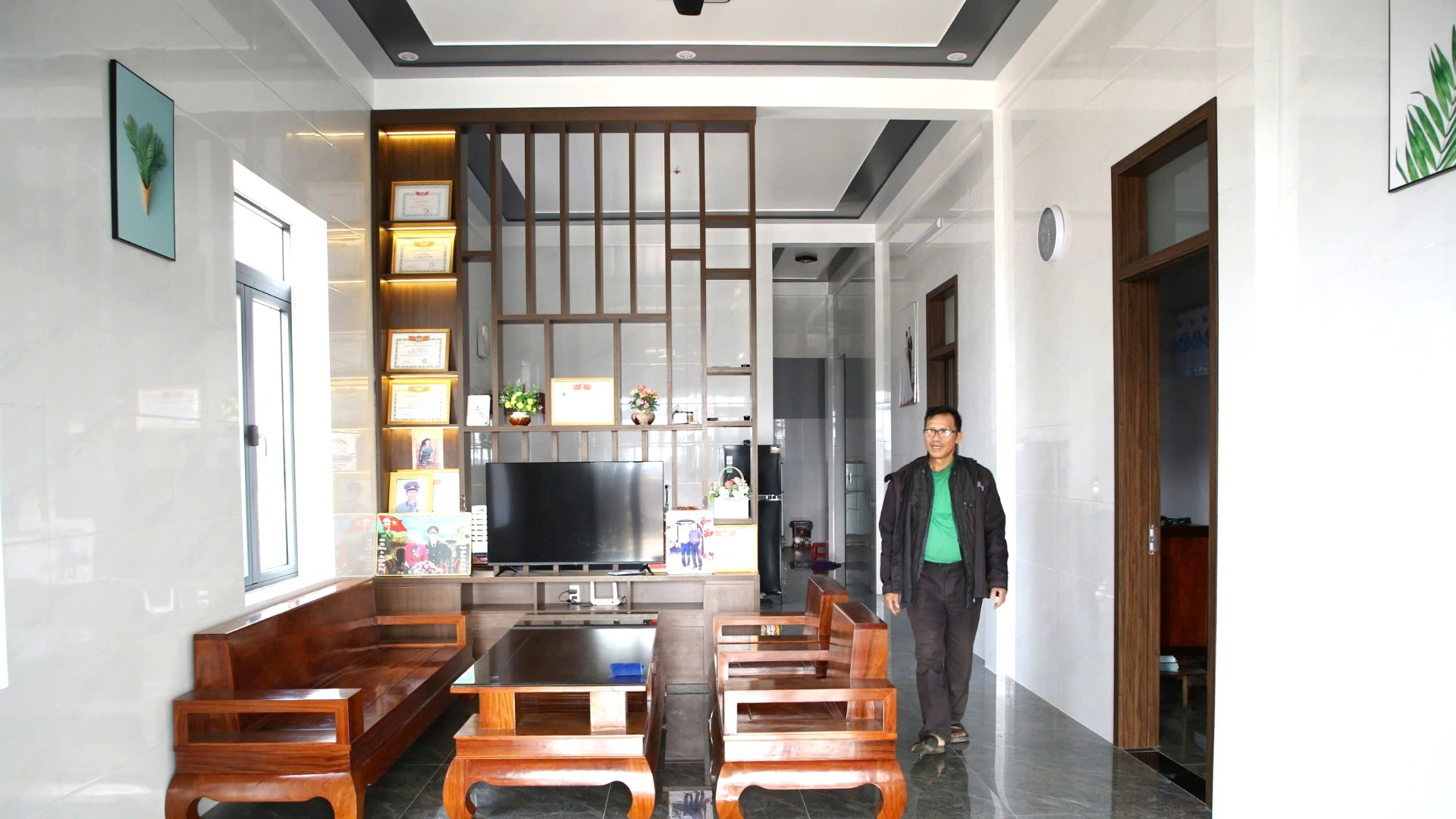 Ông Nguyễn Khanh (71 tuổi) cho biết, gia đình ông được đền bù đất 4,8 tỷ đồng, ông xây nhà hơn 1,4 tỷ đồng. Năm nay đón Tết trong nhà mới khang trang, con cháu sẽ tề tựu nên rất vui. Ông Nguyễn Khanh (71 tuổi) cho biết, gia đình ông được đền bù đất 4,8 tỷ đồng, ông xây nhà hơn 1,4 tỷ đồng. Năm nay đón Tết trong nhà mới khang trang, con cháu sẽ tề tựu nên rất vui.