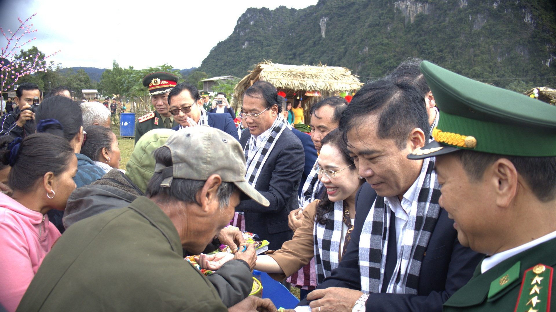 Tiếp đó là tục buộc chỉ cổ tay. Tục lệ buộc chỉ tay là một nét văn hóa độc đáo của người Lào, điều đó thể hiện cho lòng yêu mến khách của người dân Lào đối với bạn bè. Đây còn là lời chúc bình an, may mắn mà nhân dân Lào dành cho mọi người xung quanh và bạn bè quốc tế.