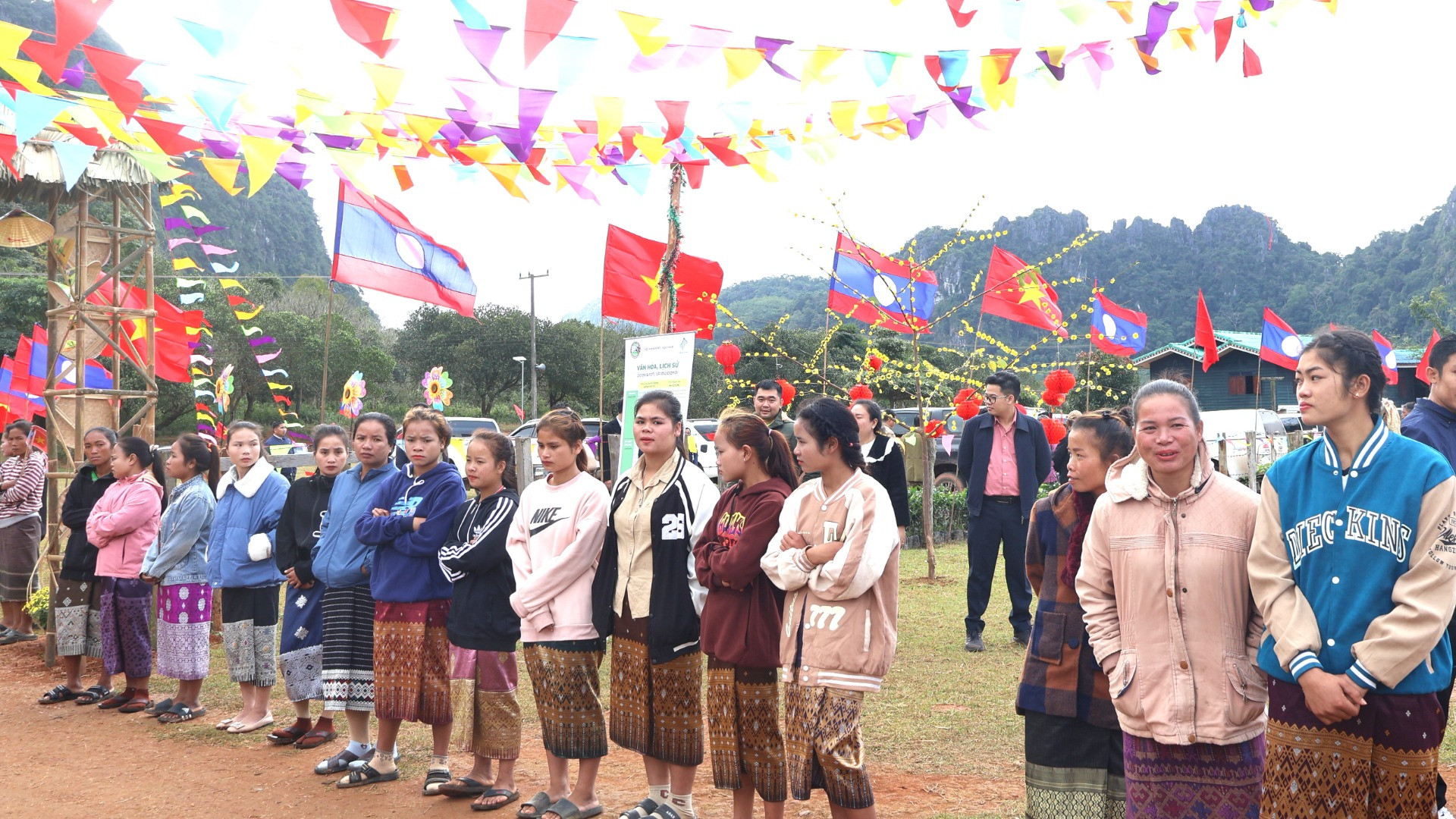 Phụ nữ Lào ở Cụm bản ăn mặc đẹp, rủ nhau đến sớm để chứng kiến không khí vui tươi của ngày kết nghĩa cụm dân cư hai bên biên giới.