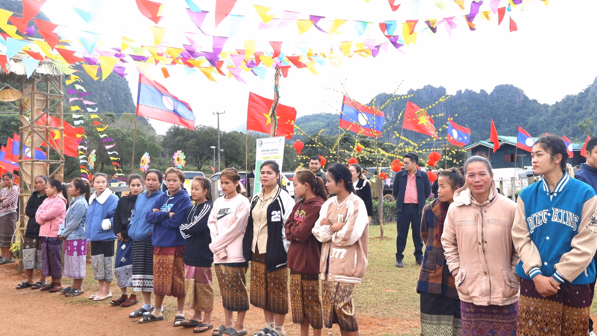 Phụ nữ Lào ở Cụm bản ăn mặc đẹp, rủ nhau đến sớm để chứng kiến không khí vui tươi của ngày kết nghĩa cụm dân cư hai bên biên giới.