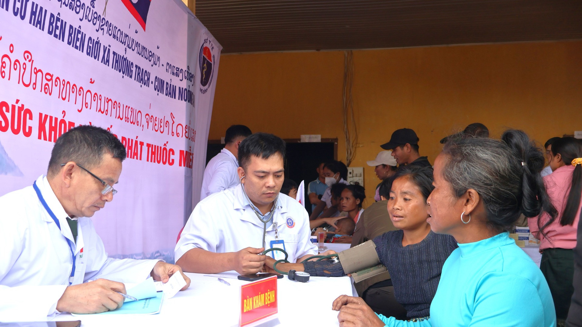 Quân y Bộ đội Biên phòng Quảng Bình và Bệnh viện đa khoa huyện Bố Trạch tổ chức khám bệnh, cấp phát thuốc cho bà con người Lào ở Cụm bản Noỏng Mạ.