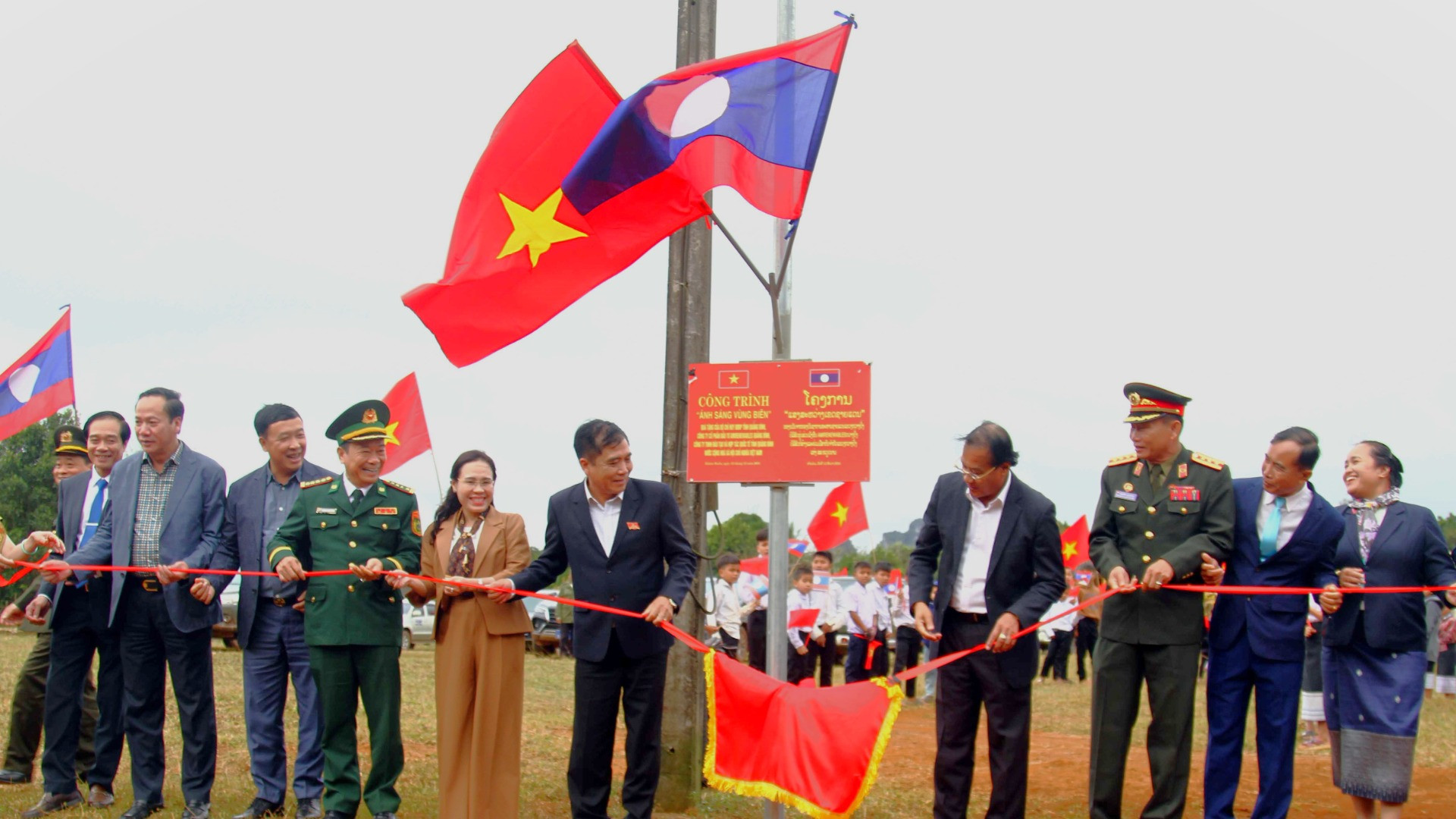 Lãnh đạo hai tỉnh làm lễ khánh thành công trình “Cụm loa truyền thanh bản xa” tặng nhân dân Cụm bản Noỏng Mạ.