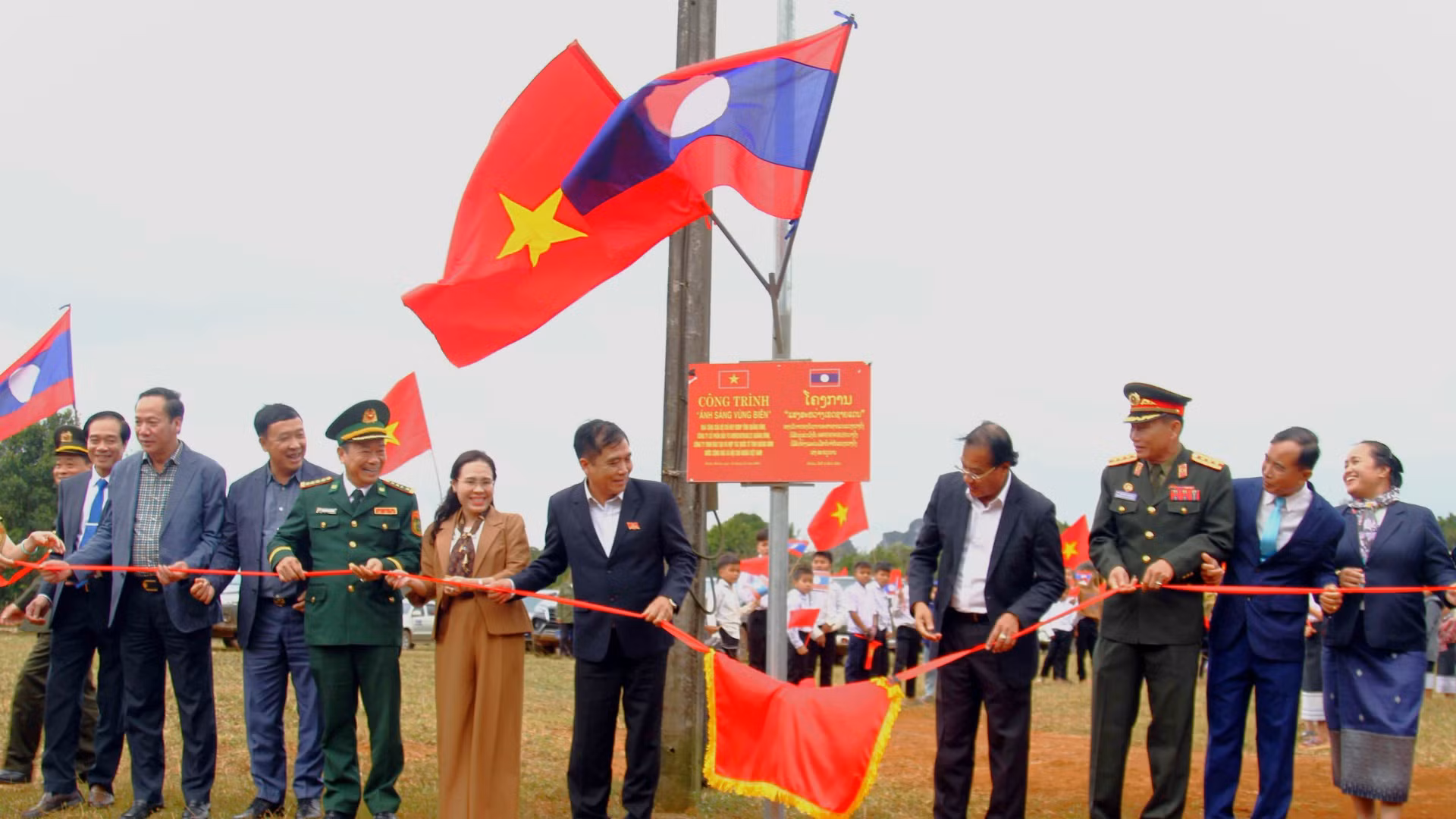 Lãnh đạo hai tỉnh làm lễ khánh thành công trình “Cụm loa truyền thanh bản xa” tặng nhân dân Cụm bản Noỏng Mạ.