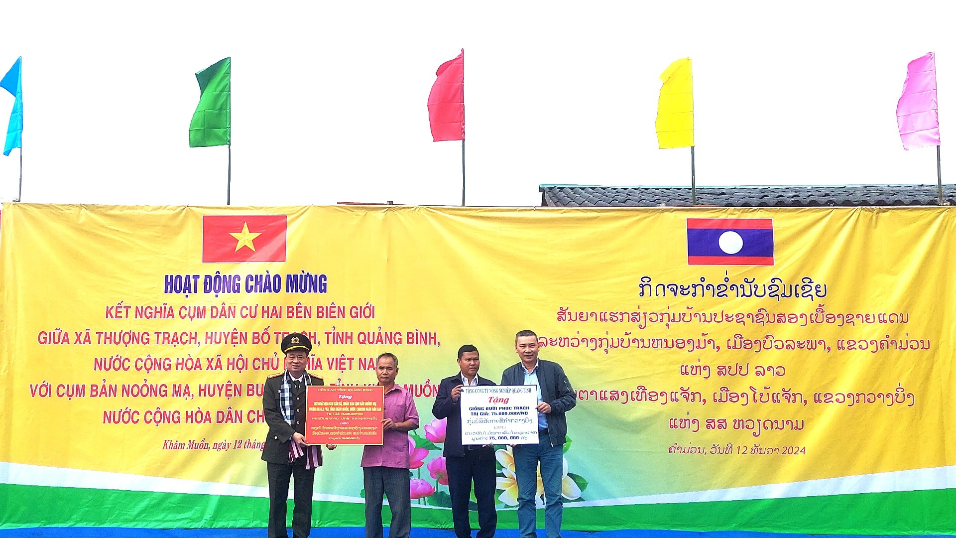 Trao các suất quà và cây giống phục vụ sản xuất của bà con ở khu vực biên giới.