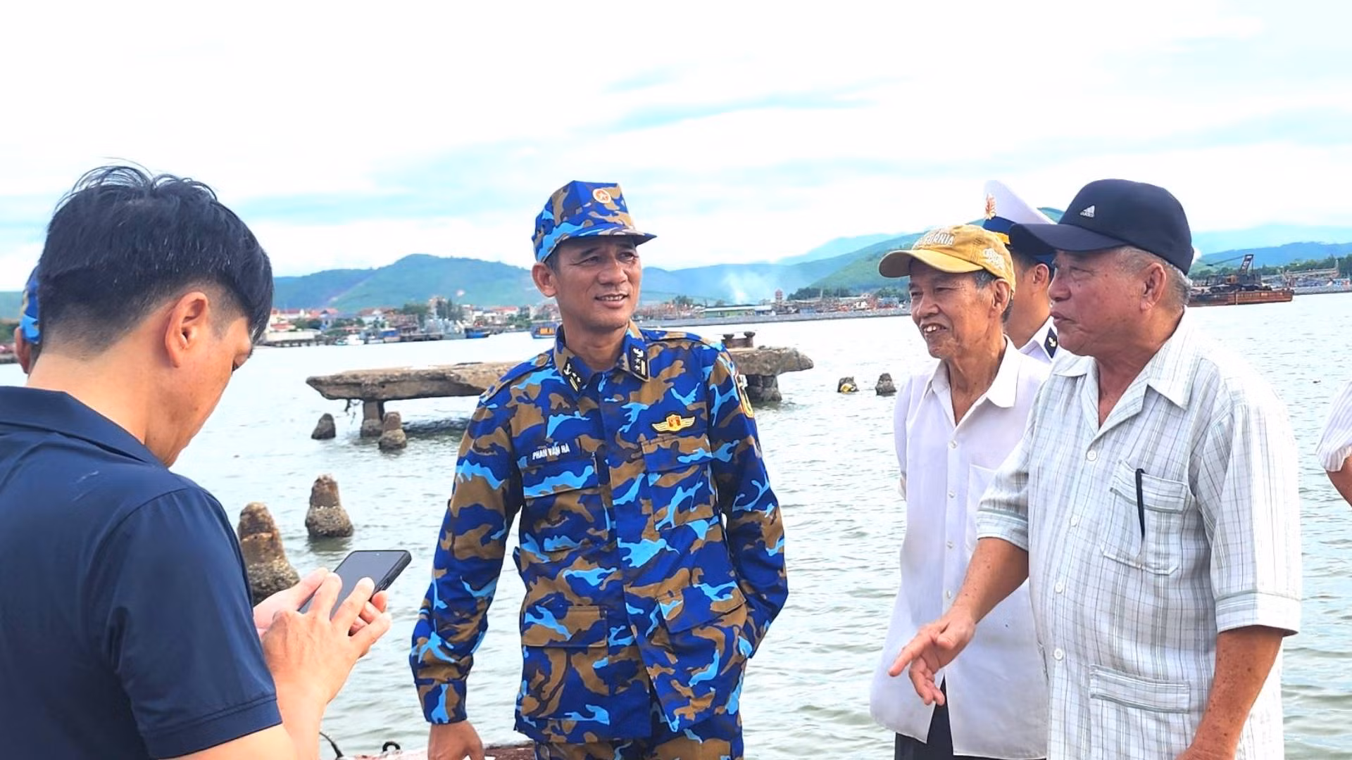 Ngay trên di tích cầu cảng sông Gianh, những người lính Hải quân năm xưa hào hứng kể lại trận đầu chiến thắng 5/8/1964