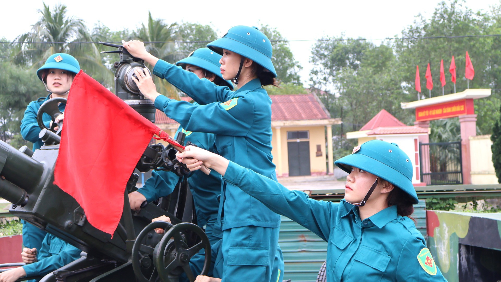 Từng động tác nhanh, mạnh, dứt khoát, tiếng hô vang, cả khẩu đội dõi theo mục tiêu để sẵn sàng chiến đấu