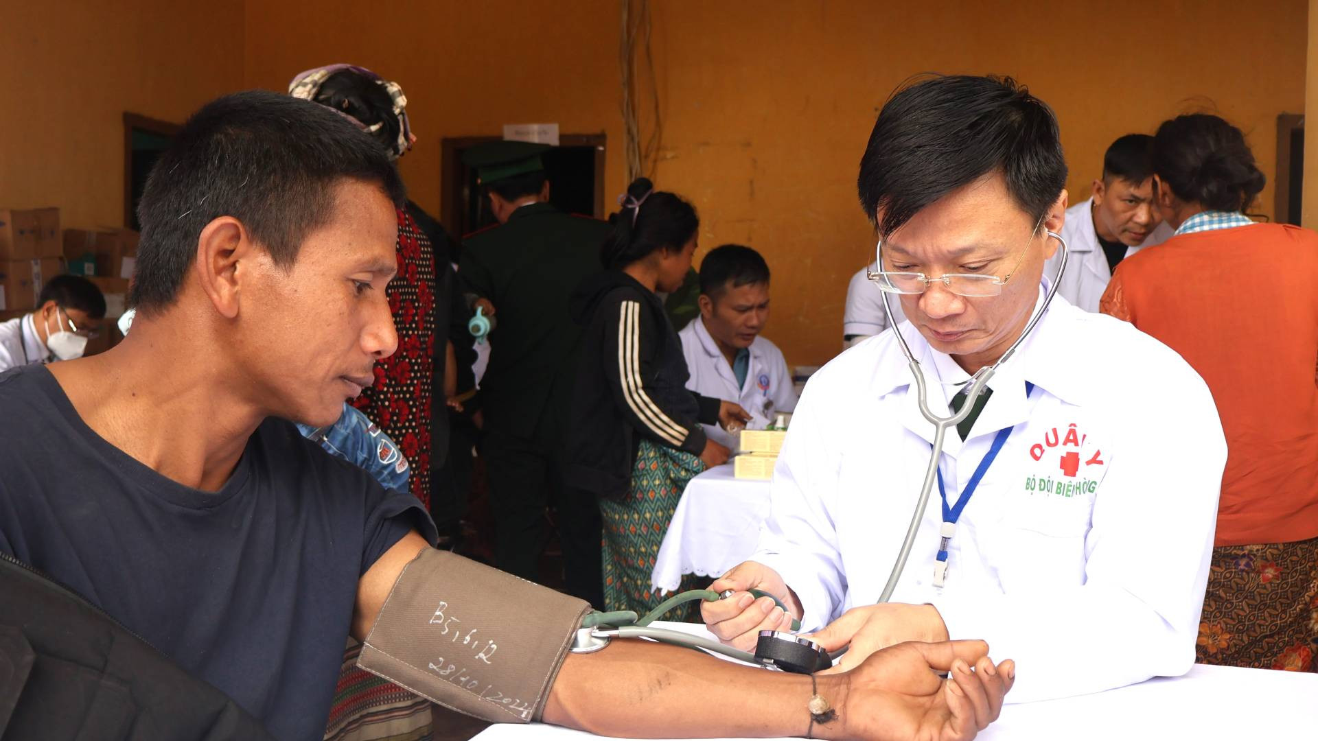 Do Cụm bản Noỏng Mạ cách xa trung tâm huyện Bua-Lạ-Pha, đường đi lại khó khăn nên khi nghe có cán bộ y tế Quảng Bình sang giúp đỡ, ai cũng muốn đến sớm để được khám trước.