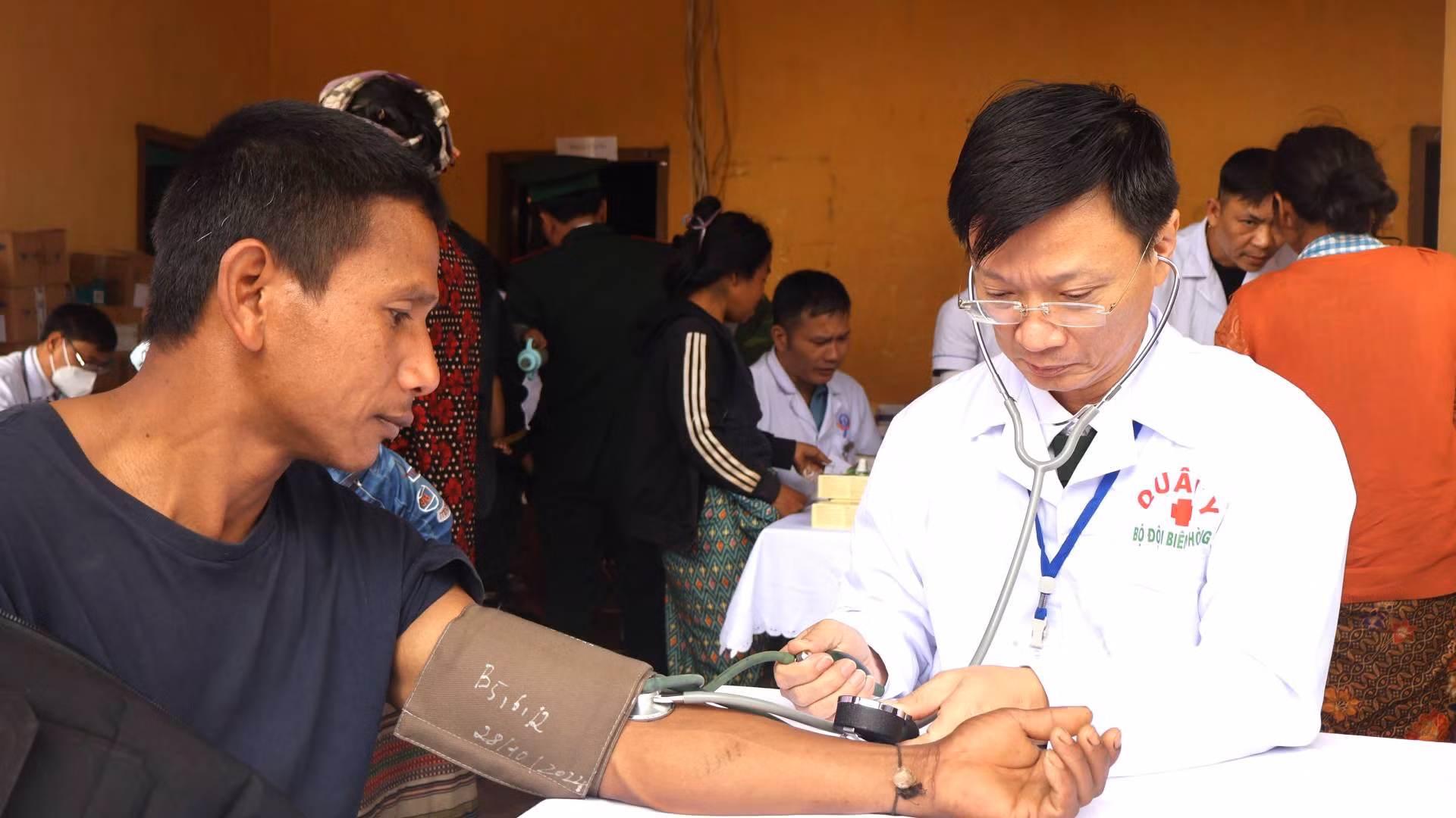 Do Cụm bản Noỏng Mạ cách xa trung tâm huyện Bua-Lạ-Pha, đường đi lại khó khăn nên khi nghe có cán bộ y tế Quảng Bình sang giúp đỡ, ai cũng muốn đến sớm để được khám trước.
