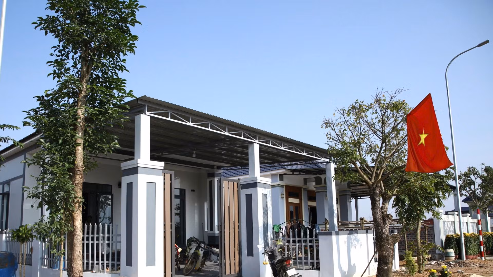 Mỗi ngôi nhà như một biệt thự hướng mặt ra đường Hồ Chí Minh nhánh đông và cao tốc bắc-nam.