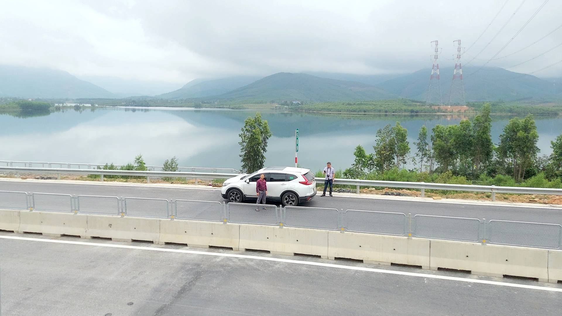 Cao tốc đoạn từ Vũng Áng (Hà Tĩnh) đến Bùng (Quảng Bình) men theo hồ Trung Thuần, tạo nên cảnh quan đẹp mắt. Trong tương lai, cảnh quan và hồ nước này có thể đưa vào khai thác du lịch sinh thái. Cao tốc đoạn từ Vũng Áng (Hà Tĩnh) đến Bùng (Quảng Bình) men theo hồ Trung Thuần, tạo nên cảnh quan đẹp mắt. Trong tương lai, cảnh quan và hồ nước này có thể đưa vào khai thác du lịch sinh thái.