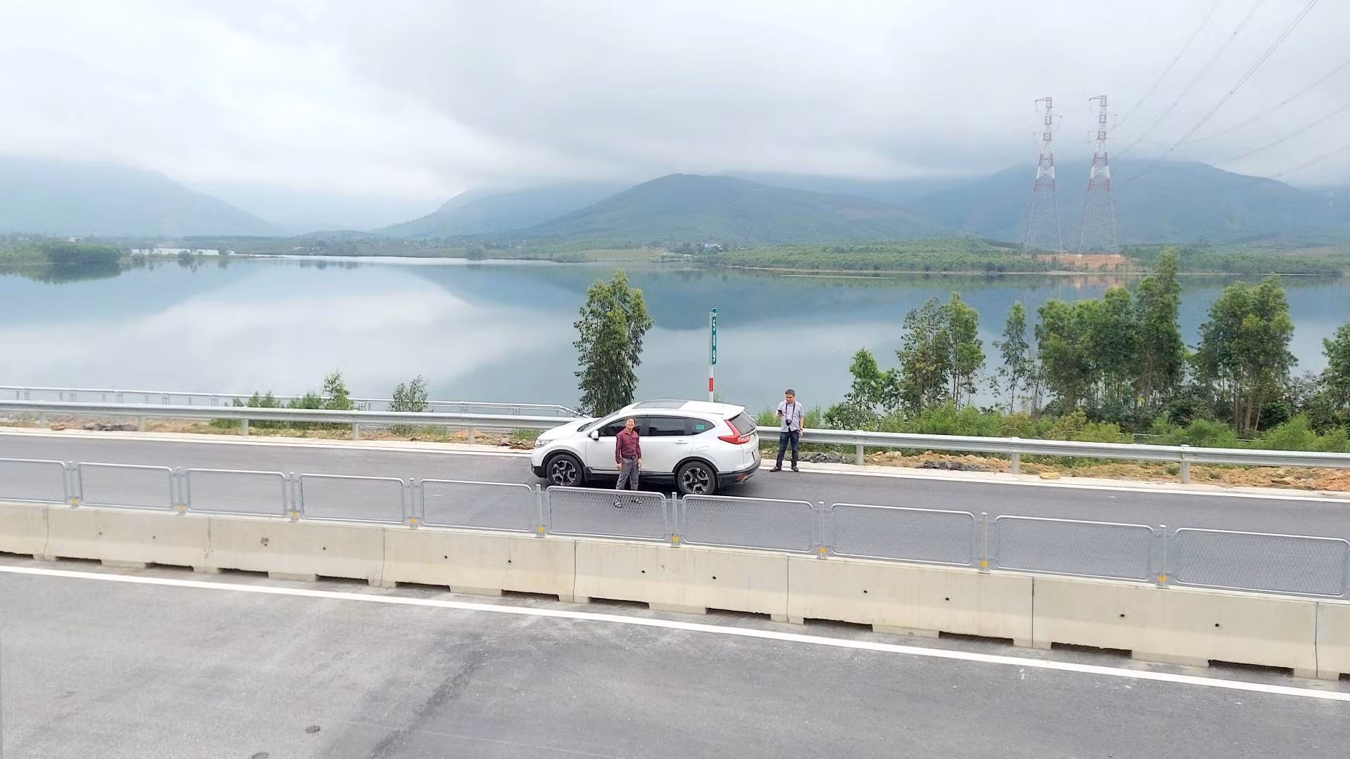 Cao tốc đoạn từ Vũng Áng (Hà Tĩnh) đến Bùng (Quảng Bình) men theo hồ Trung Thuần, tạo nên cảnh quan đẹp mắt. Trong tương lai, cảnh quan và hồ nước này có thể đưa vào khai thác du lịch sinh thái.