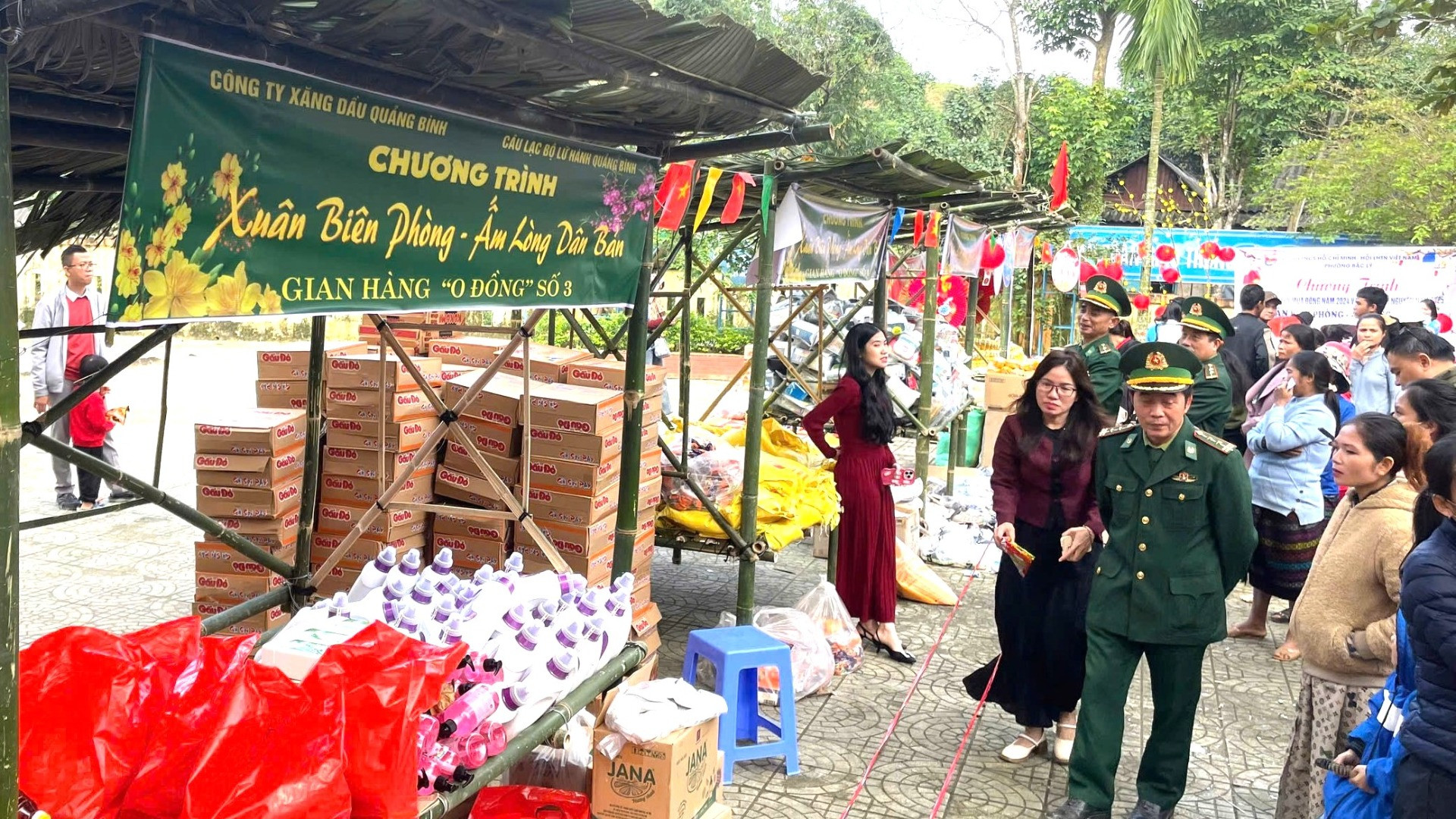 Gian hàng 0 đồng để tặng hàng hóa nhu yếu phẩm cho bà con.