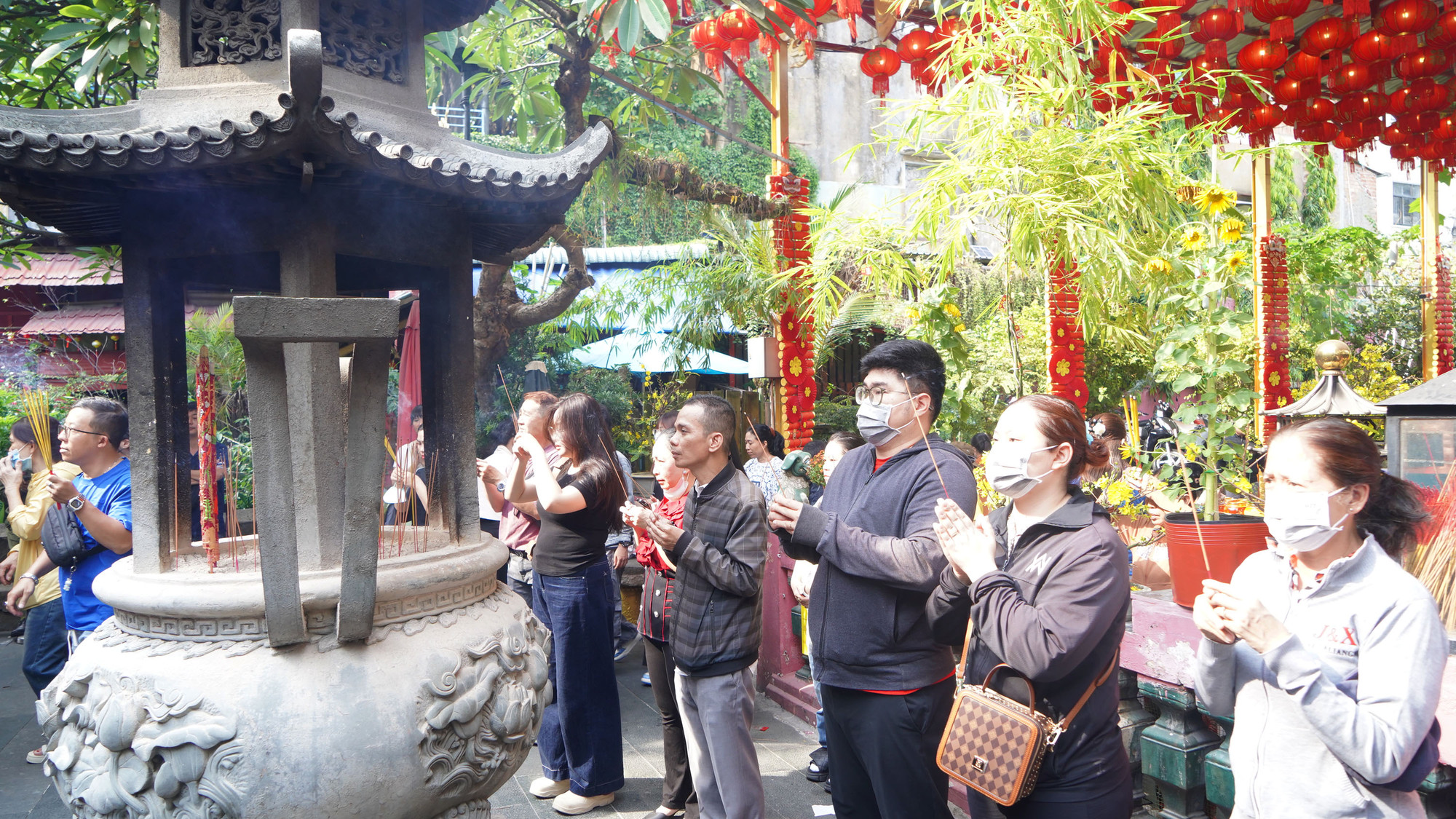 Chùa Ngọc Hoàng, được người Hoa xây dựng vào đầu thế kỷ 20, nằm trên đường Mai Thị Lựu (Quận 1, Thành phố Hồ Chí Minh). Đây là một địa điểm tâm linh nổi tiếng, thu hút hàng ngàn người dân đến vía Ngọc Hoàng vào mùng 9 tháng Giêng hằng năm.