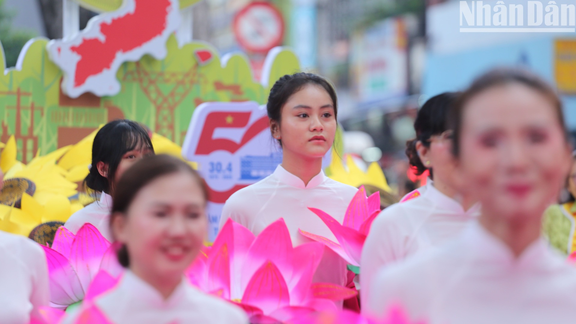 Đông đảo người dân tham gia và thưởng lãm lễ hội Tết Nguyên tiêu đầy mầu sắc. Đông đảo người dân tham gia và thưởng lãm lễ hội Tết Nguyên tiêu đầy mầu sắc.