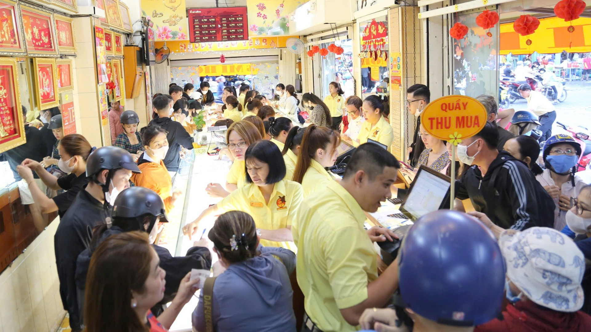 Trong khi đó, tiệm vàng Mi Hồng ( quận Bình Thạnh ) cũng chứng kiến khách hàng chen nhau mua vàng trước ngày vía Thần Tài.