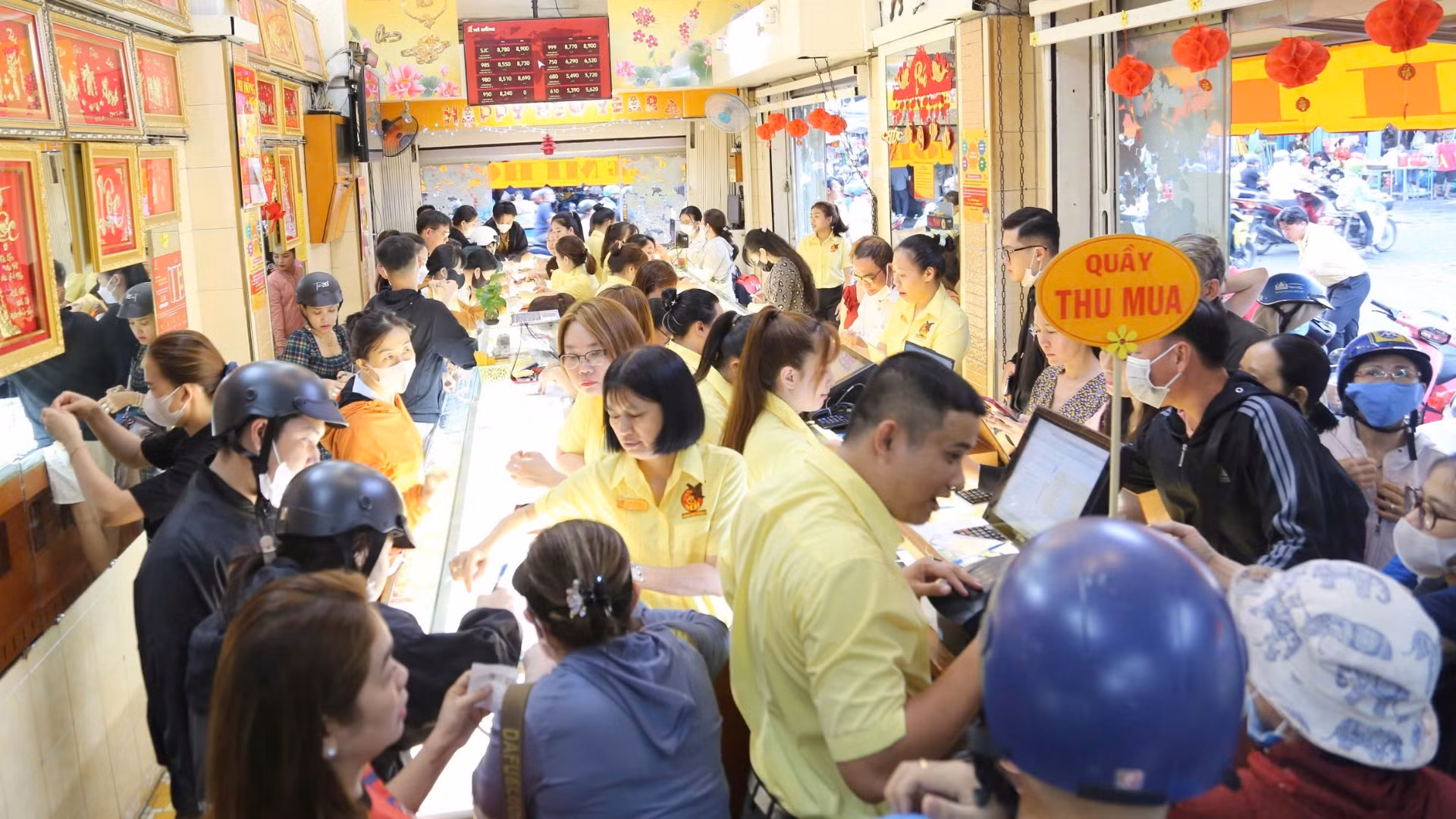 Trong khi đó, tiệm vàng Mi Hồng ( quận Bình Thạnh ) cũng chứng kiến khách hàng chen nhau mua vàng trước ngày vía Thần Tài.