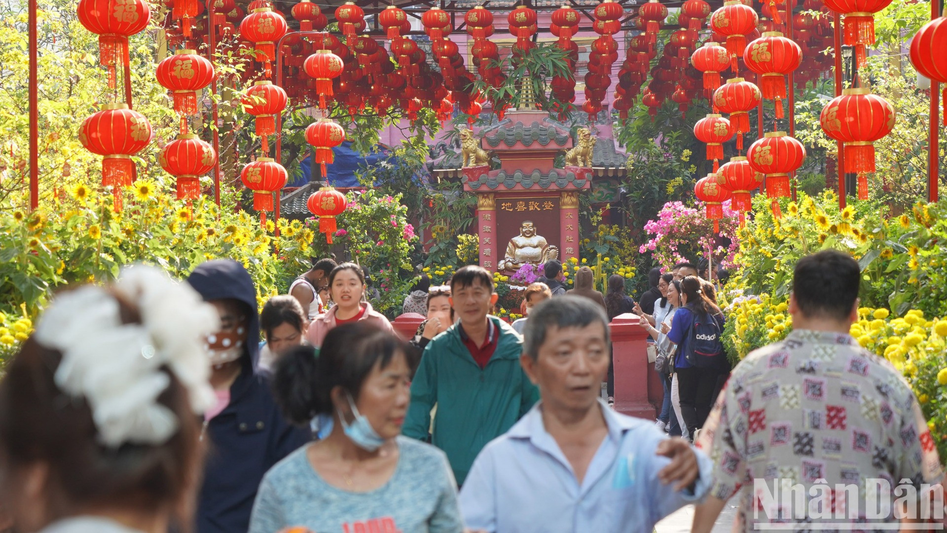 Ngày 6/2 (tức mùng 9 tháng Giêng), chùa Ngọc Hoàng (còn gọi là chùa Phước Hải) đã mở cửa đón khách. Từ sáng sớm đến chiều, chánh điện của chùa đã chật kín người dân đến cầu nguyện và dâng lễ trong ngày vía Ngọc Hoàng.