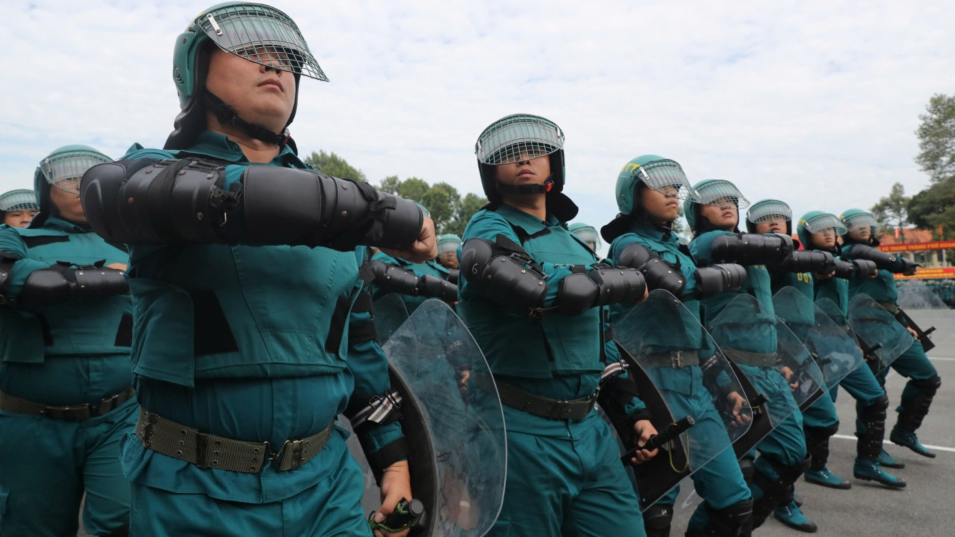 Khối nam dân quân diễu hành qua lễ đài.