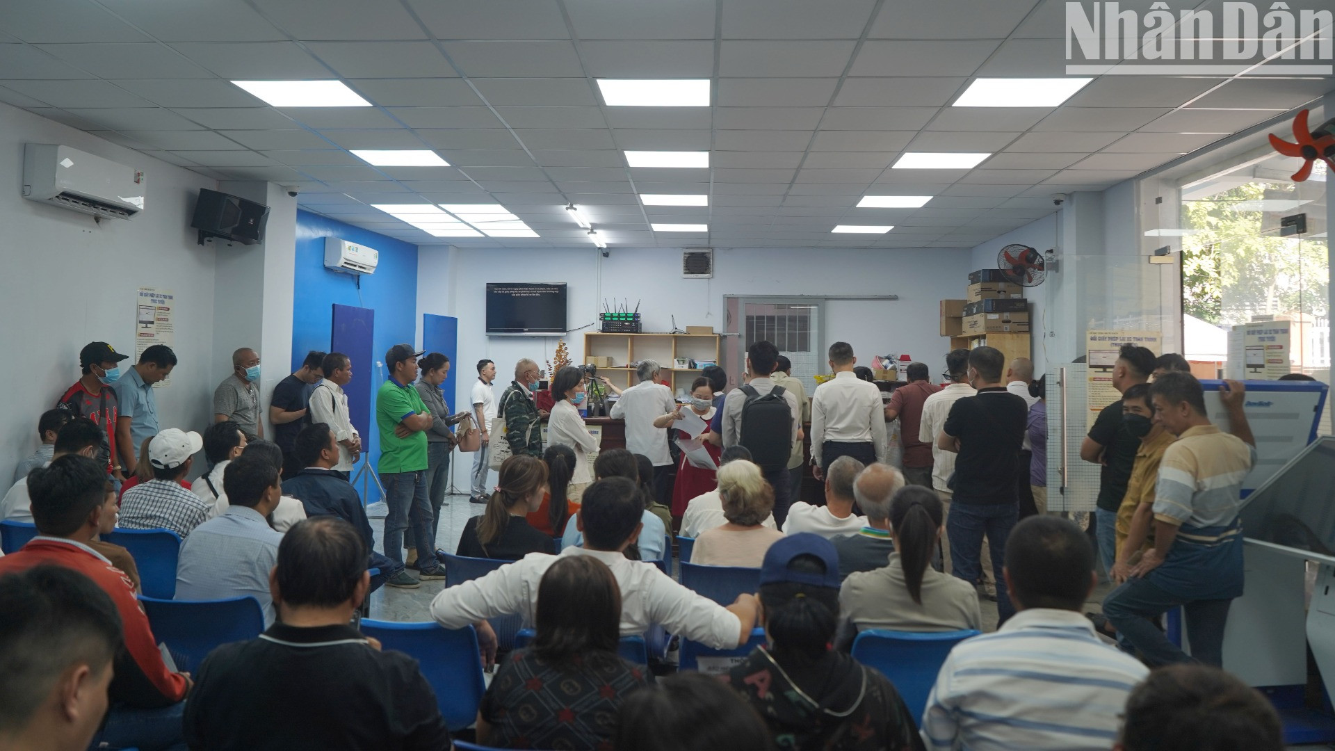 Tại bàn tiếp dân, nhân viên liên tục phát loa hướng dẫn thực hiện các thủ tục cần thiết.