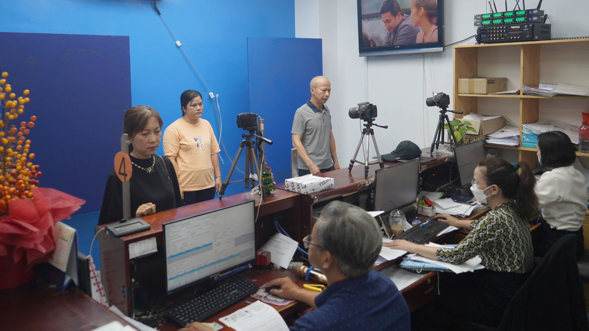 Người dân chụp hình, làm thủ tục cấp đổi giấy phép lái xe.