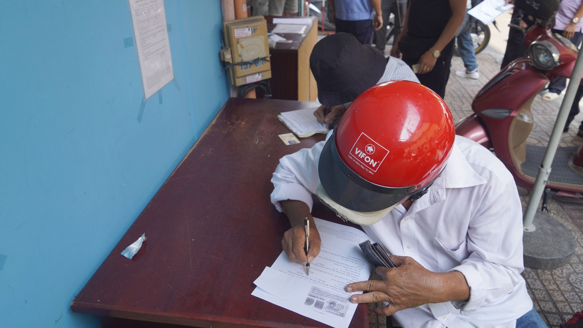 Người dân làm thủ tục cấp đổi, cấp mới giấy phép lái xe.