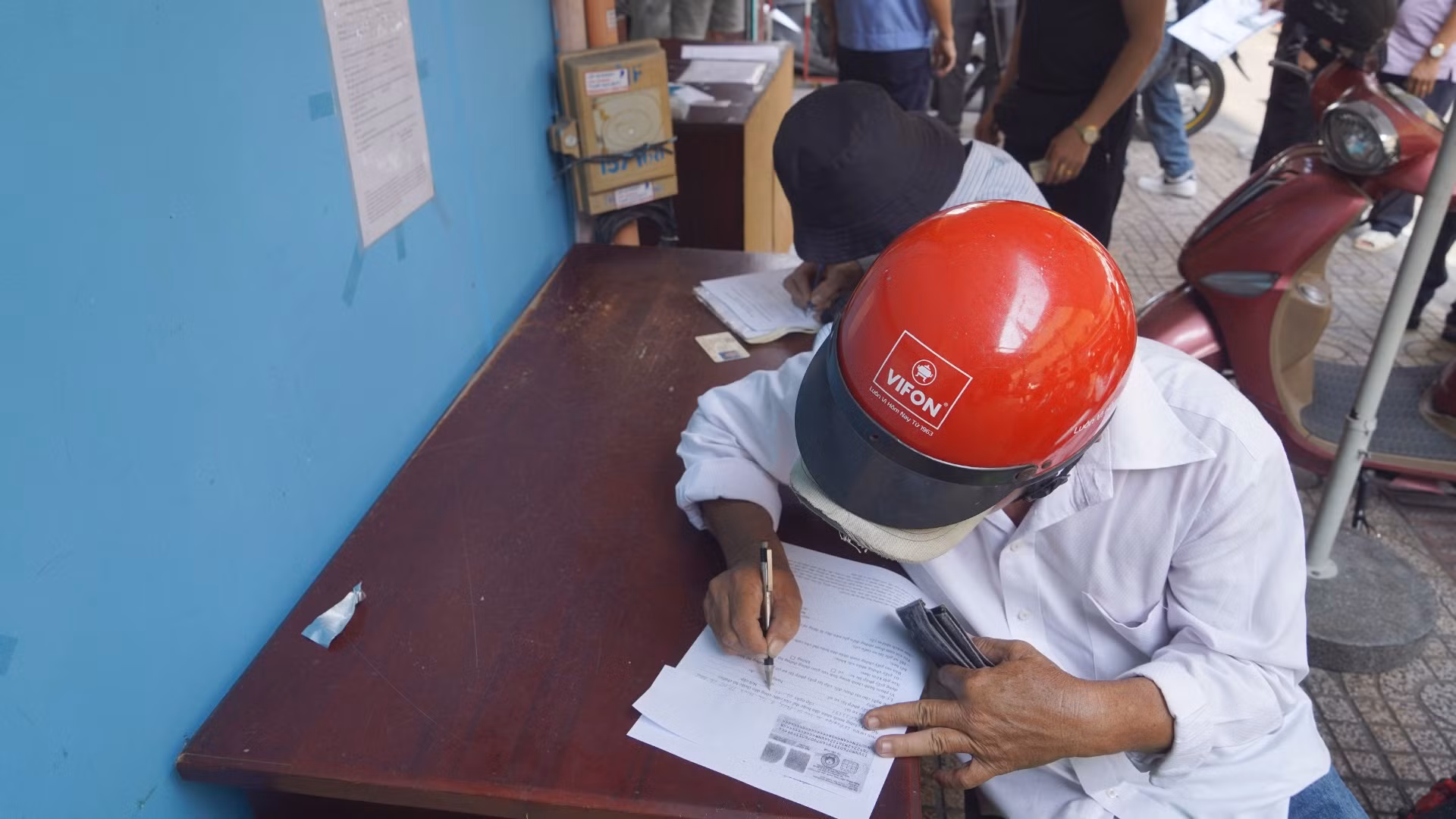 Người dân làm thủ tục cấp đổi, cấp mới giấy phép lái xe.