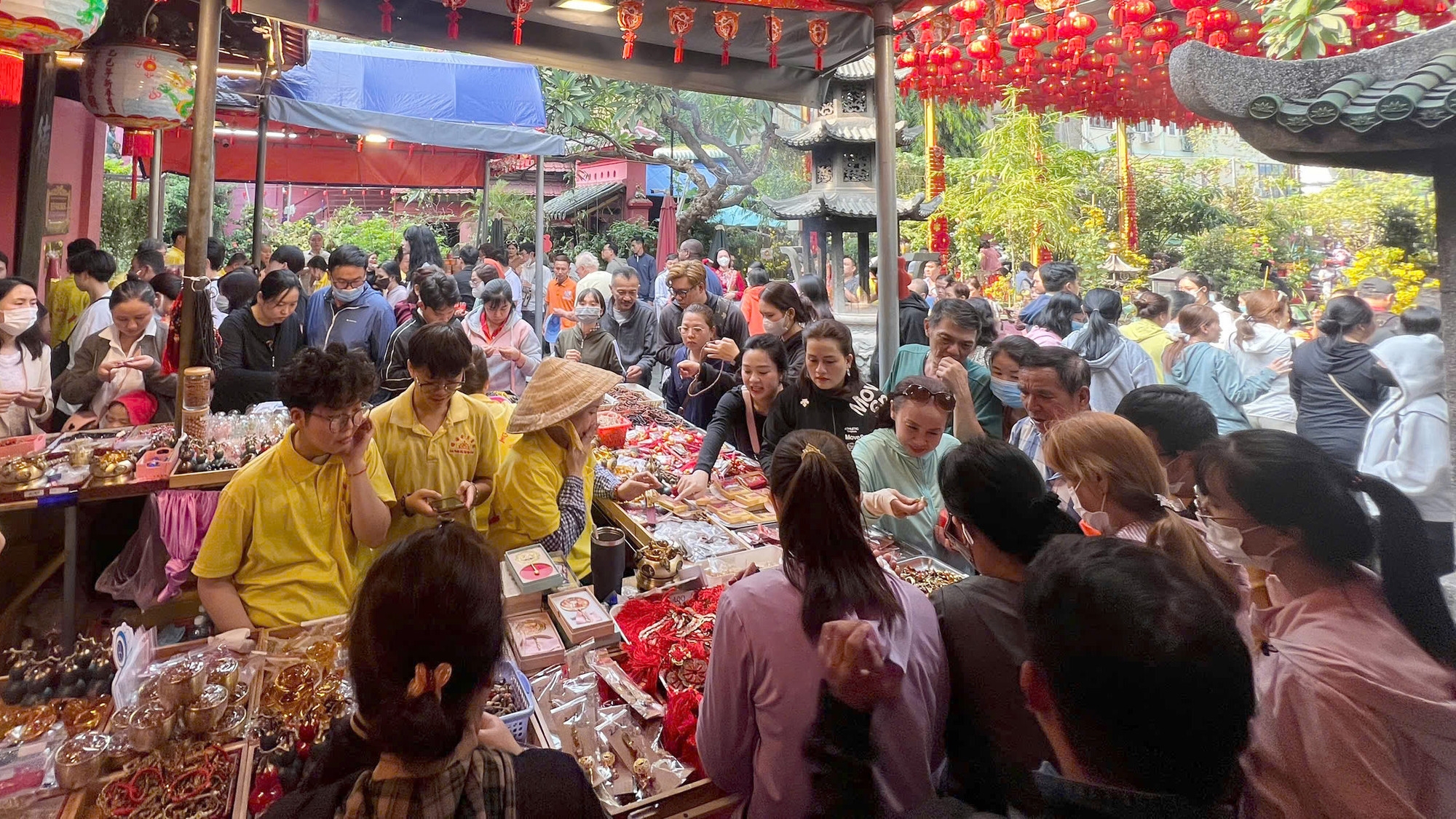 Người dân chen chân xin lộc đầu năm.