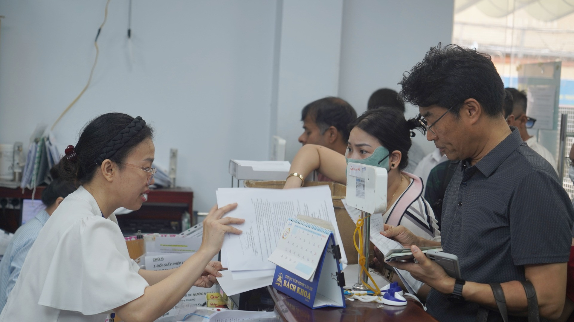 Khu vực nộp hồ sơ đông kín người xếp hàng chờ làm thủ tục.