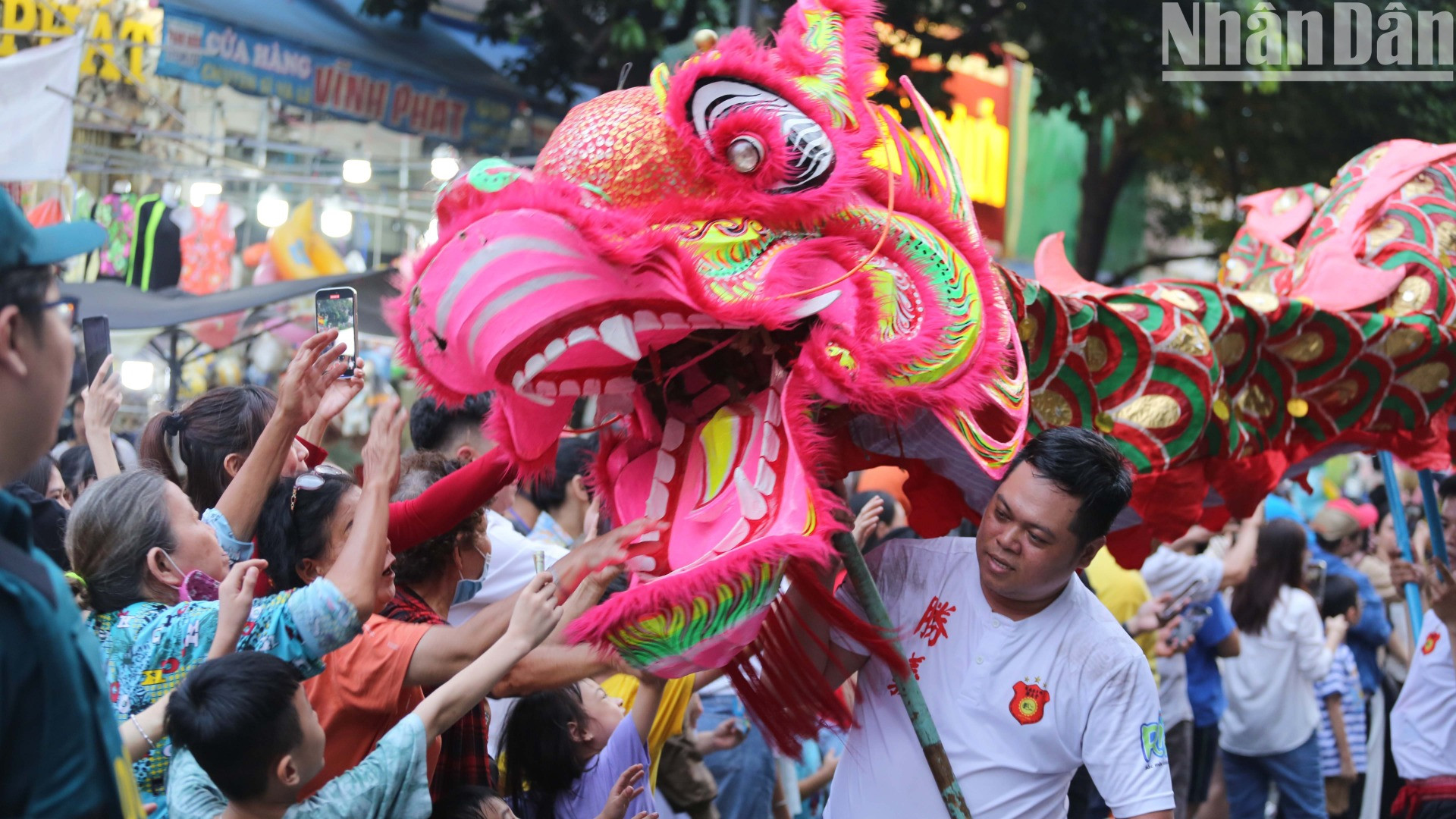 Phần diễu hành nghệ thuật đường phố diễn ra chiều 12/2, tức ngày 15 tháng Giêng với sự tham gia của hơn 1.500 diễn viên quần chúng thuộc các Hội quán người Hoa, các đoàn lân - sư - rồng... Đoàn diễu hành sẽ đi qua nhiều cung đường, như Hải Thượng Lãn Ông, Châu Văn Liêm, Lão Tử, Lương Nhữ Học, Nguyễn Trãi, Trần Xuân Hòa, Trần Hưng Đạo... Phần diễu hành nghệ thuật đường phố diễn ra chiều 12/2, tức ngày 15 tháng Giêng với sự tham gia của hơn 1.500 diễn viên quần chúng thuộc các Hội quán người Hoa, các đoàn lân - sư - rồng... Đoàn diễu hành sẽ đi qua nhiều cung đường, như Hải Thượng Lãn Ông, Châu Văn Liêm, Lão Tử, Lương Nhữ Học, Nguyễn Trãi, Trần Xuân Hòa, Trần Hưng Đạo...