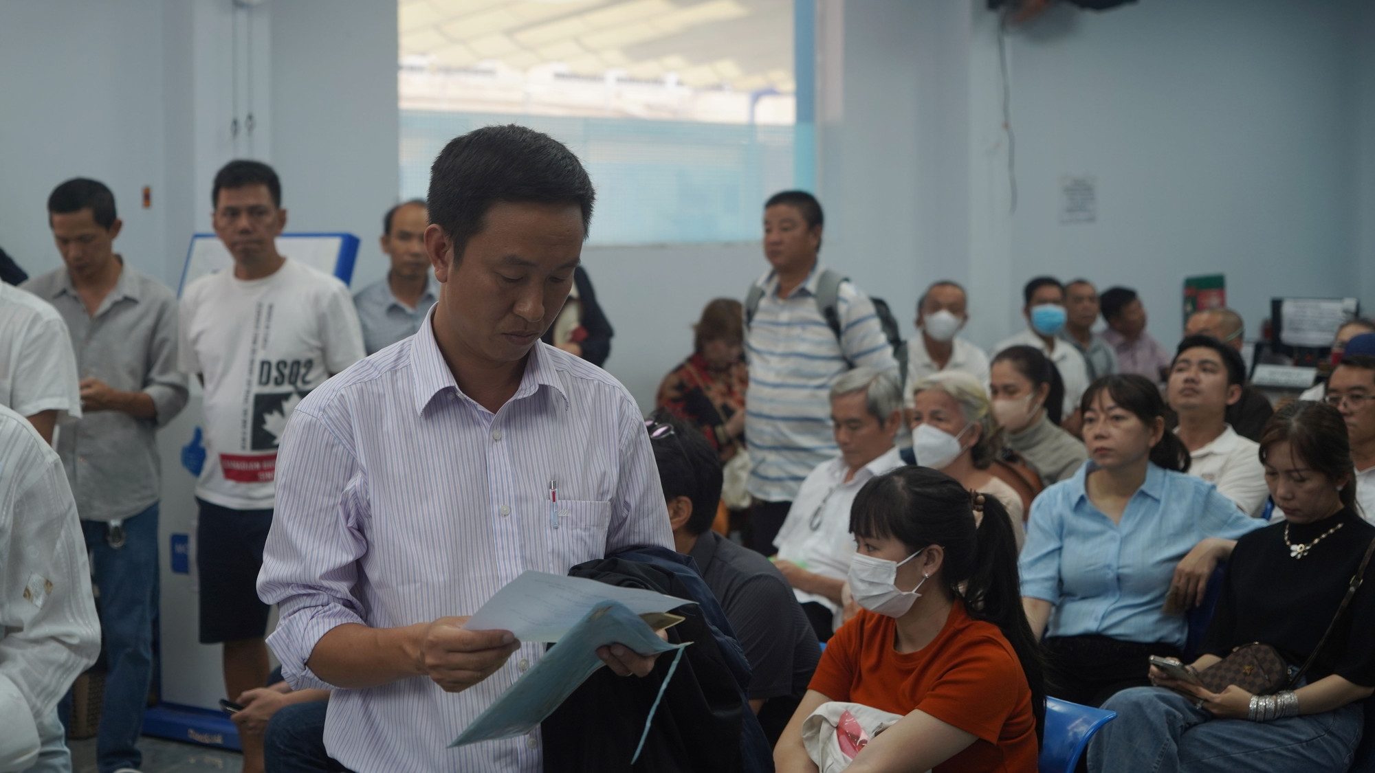 Ngày 18/2, ghi nhận của phóng viên Báo Nhân Dân tại Phòng Quản lý sát hạch và cấp giấy phép lái xe (đường Lý Chính Thắng, quận 3, Thành phố Hồ Chí Minh), từ sáng sớm rất đông người xếp hàng chờ lấy số thứ tự để làm hồ sơ đổi giấy phép lái xe.