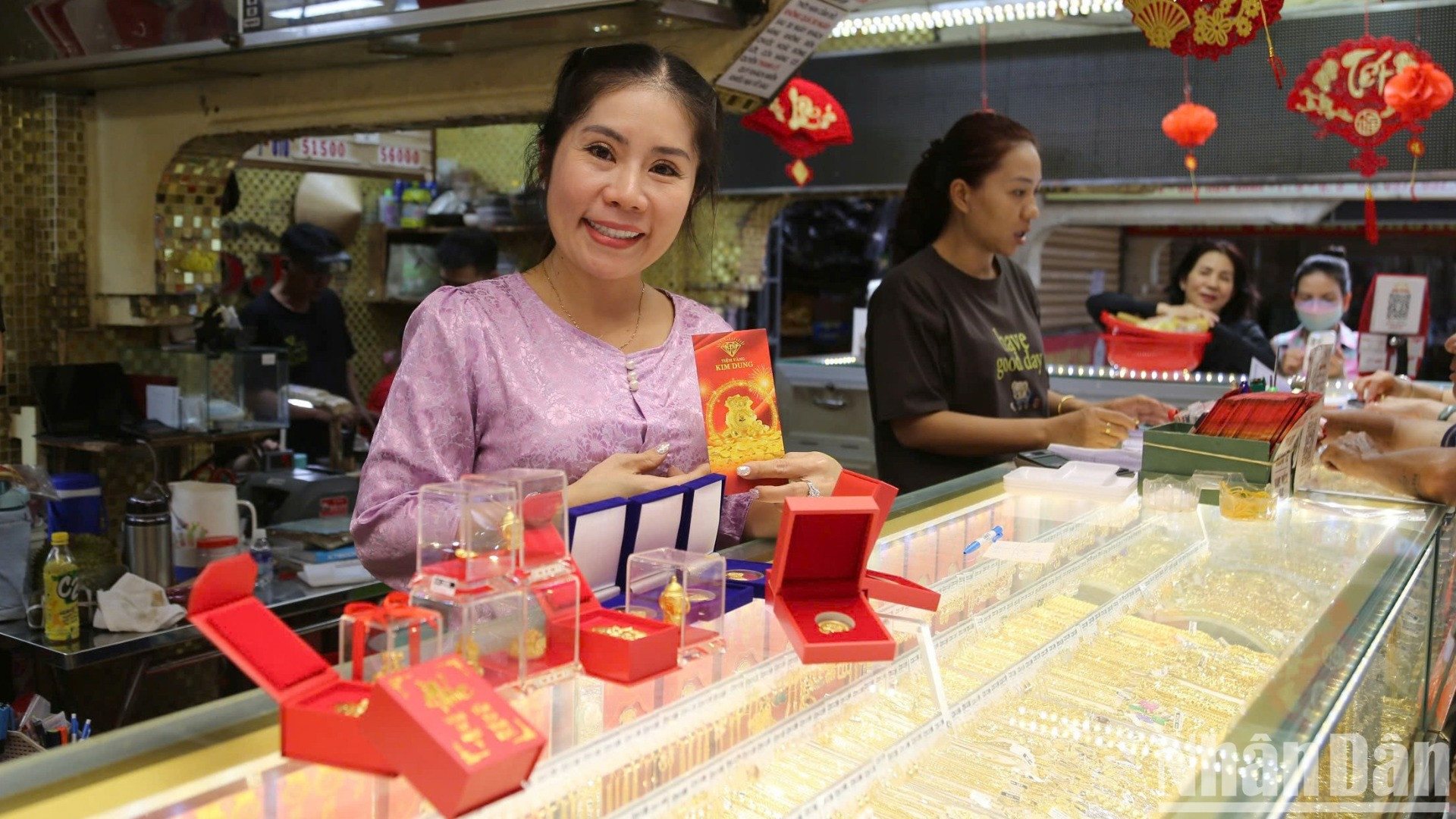 Người dân không quá bất ngờ khi giá vàng tăng cao vào dịp gần ngày vía Thần Tài. Theo chị, việc mua vàng chủ yếu là cầu may mắn, nên giá cả không phải là yếu tố quan trọng nhất.