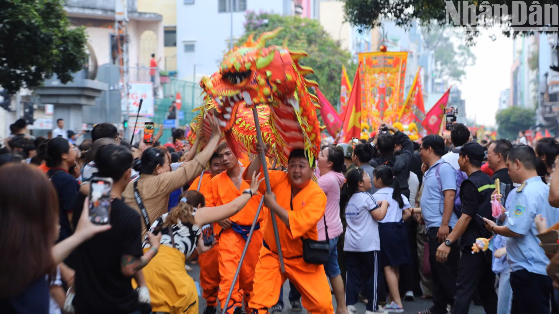 Từ 17 đến 18 giờ, đoàn diễu hành đi theo lộ trình: Hải Thượng Lãn Ông-Châu Văn Liêm-Lão Tử-Lương Nhữ Học-Nguyễn Trãi-Trần Xuân Hòa-Trần Hưng Đạo-Trung tâm Văn hóa quận 5. Lễ hội Tết Nguyên tiêu năm nay do Sở Văn hóa và Thể thao Thành Phố Hồ Chí Minh chủ trì, phối hợp Ủy ban nhân dân các quận 5, 6 và quận 11 tổ chức.