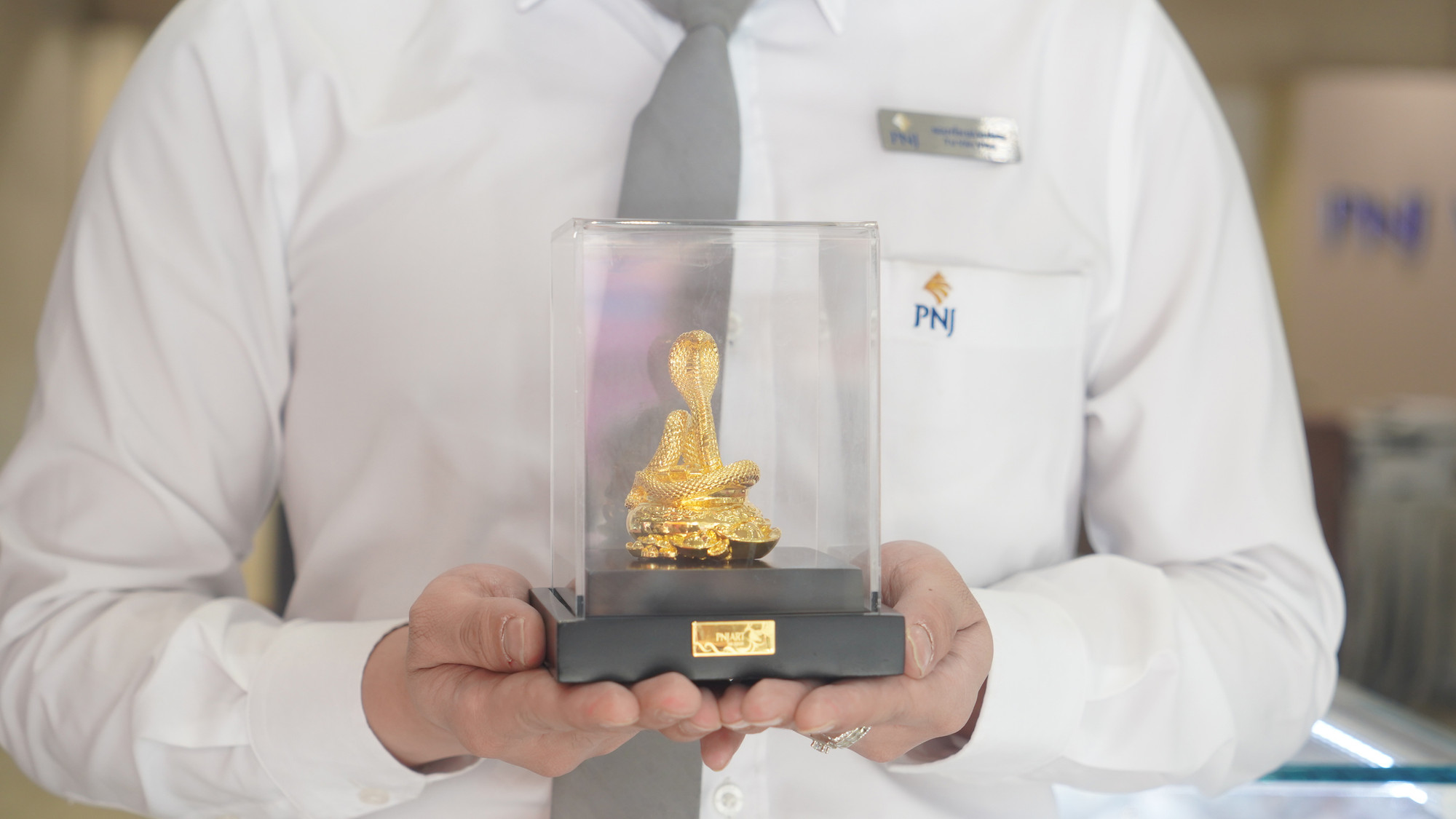Nhằm đáp ứng nhu cầu trao lộc đầu năm, Công ty vàng bạc đá quý Phú Nhuận ( PNJ ) vừa ra mắt bộ sưu tập Xuân - Thần Tài 2025 với hàng loạt thiết kế trang sức và vàng tài lộc. Các sản phẩm được đội ngũ thiết kế PNJ chăm chút tỉ mỉ và may đo theo cá tính của từng đối tượng khách hàng. Điển hình như Bộ sưu tập Vương Xà Trấn Bảo ra mắt năm nay dành cho quý ông với ý nghĩa không chỉ thành công về mặt tài chính, mà còn có sức ảnh hưởng trong cộng đồng và thịnh vượng duy trì vững vàng theo năm tháng.