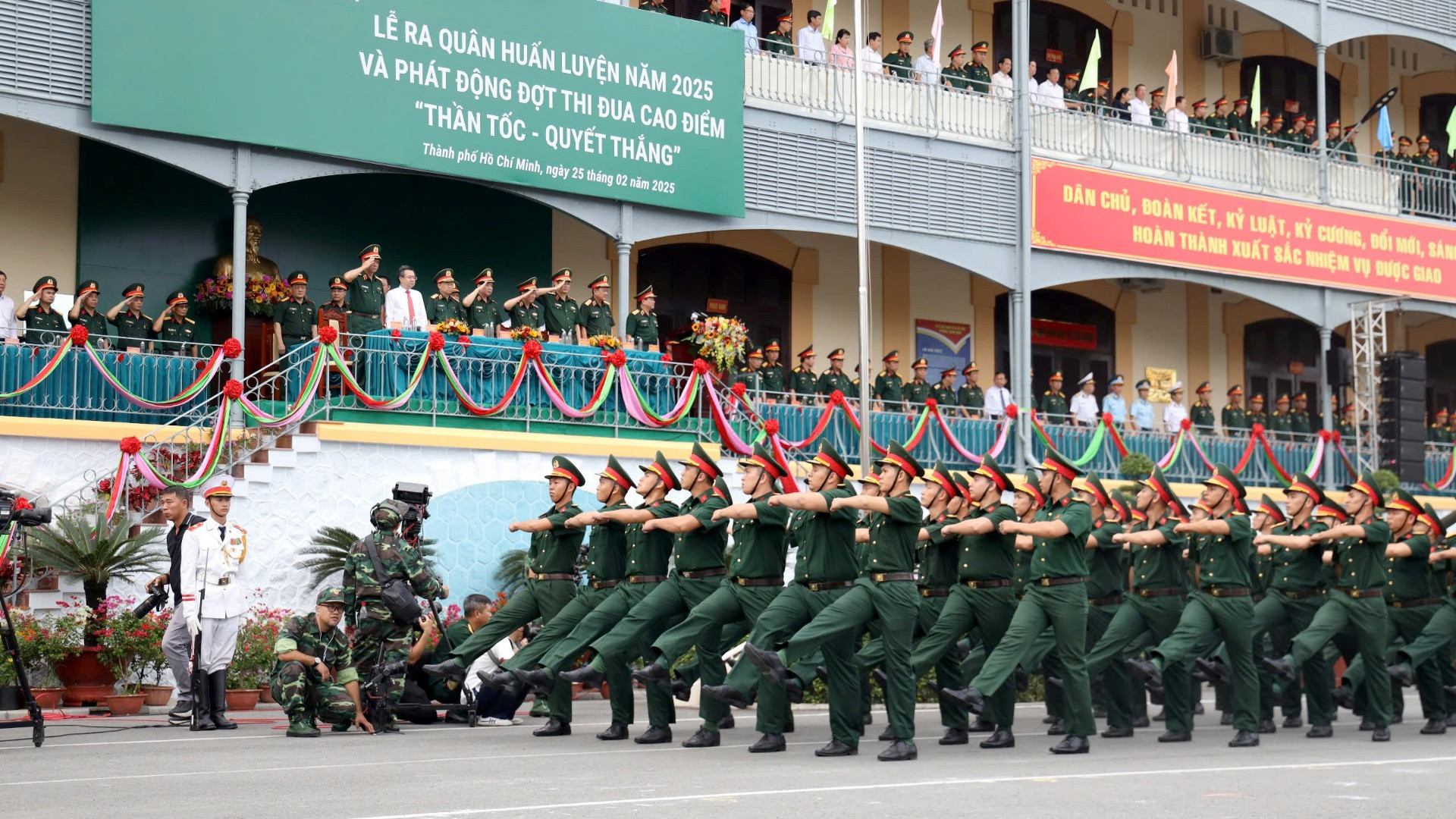 Lễ ra quân huấn luyện năm 2025 và phát động thi đua cao điểm "Thần tốc - Quyết thắng" diễn ra trang nghiêm, hào hùng.