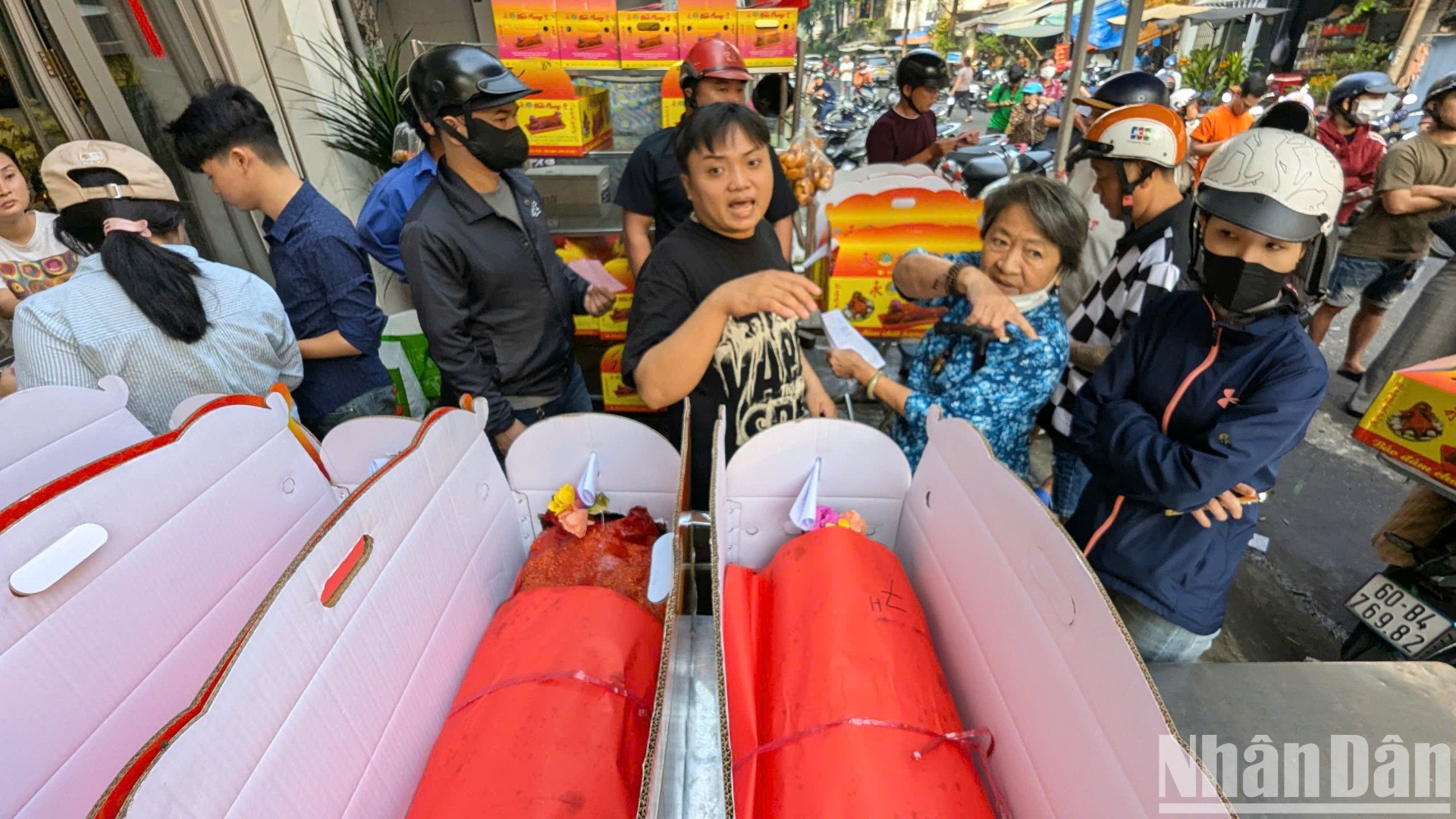 Đại diện một cửa hàng vịt quay, heo quay nằm gần ngã tư Phan Văn Trị-Bùi Hữu Nghĩa (quận 5) cho biết, lượng khách mua năm nay vẫn như mọi năm. Vì quá đông, cửa hàng không nhận chuyển khoản và phải tăng cường nhân viên đứng ngoài hướng dẫn khách nhằm bảo đảm trật tự.