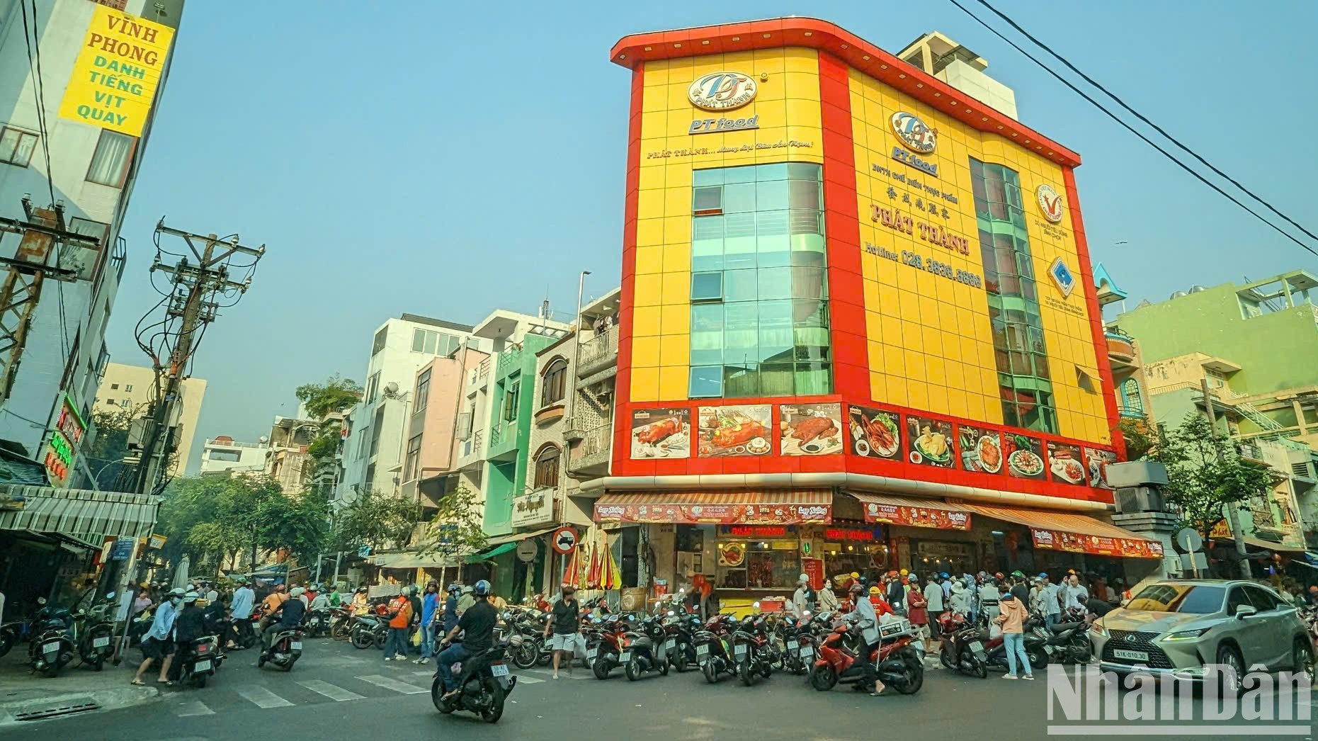 Ngày vía Thần Tài (mùng 10 tháng Giêng) đã trở thành một ngày quan trọng đối với người dân Việt Nam, đặc biệt là những người làm ăn kinh doanh. Vào ngày này, nhiều gia đình, cửa hàng, doanh nghiệp thường tổ chức cúng Thần Tài để cầu mong một năm mới an khang thịnh vượng, tài lộc dồi dào.