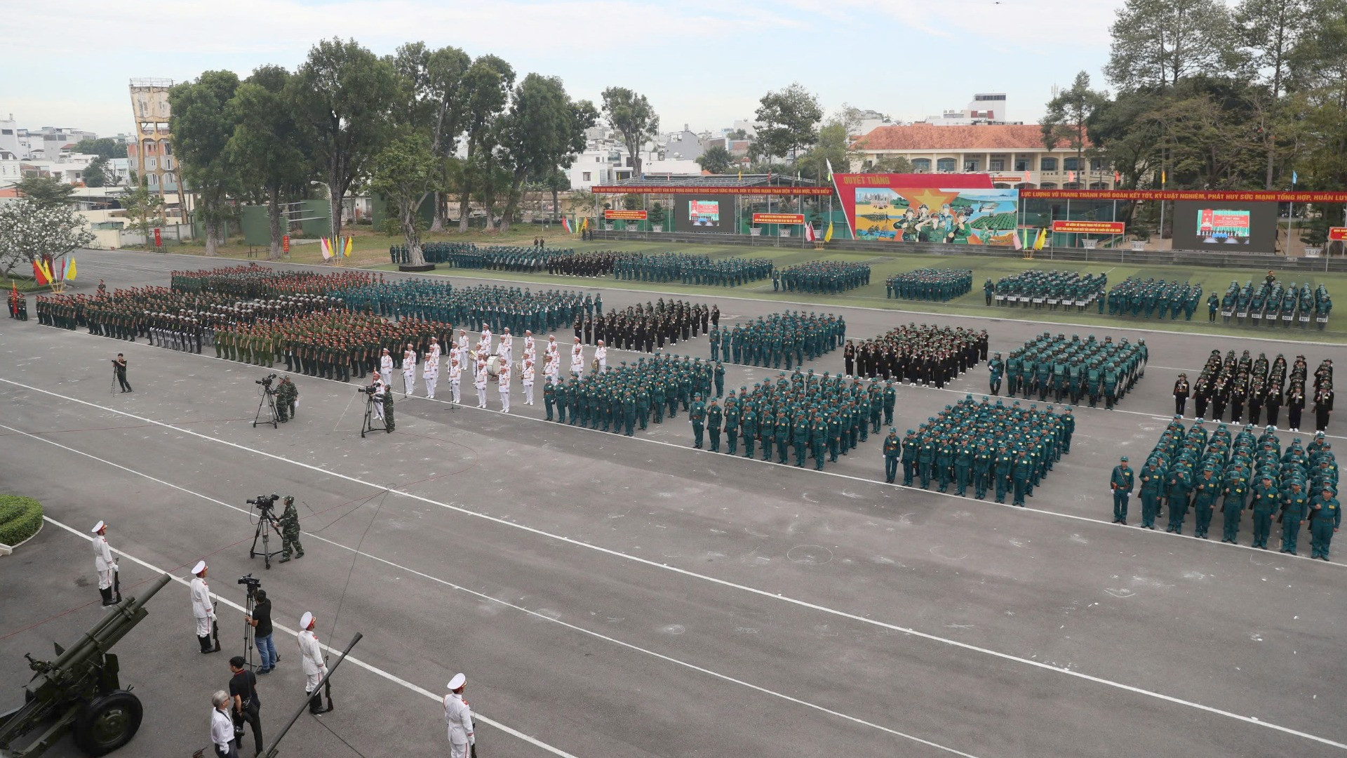 Quang cảnh buổi lễ ra quân huấn luyện năm 2025 và phát động thi đua cao điểm "Thần tốc - Quyết thắng" sáng 25/2.