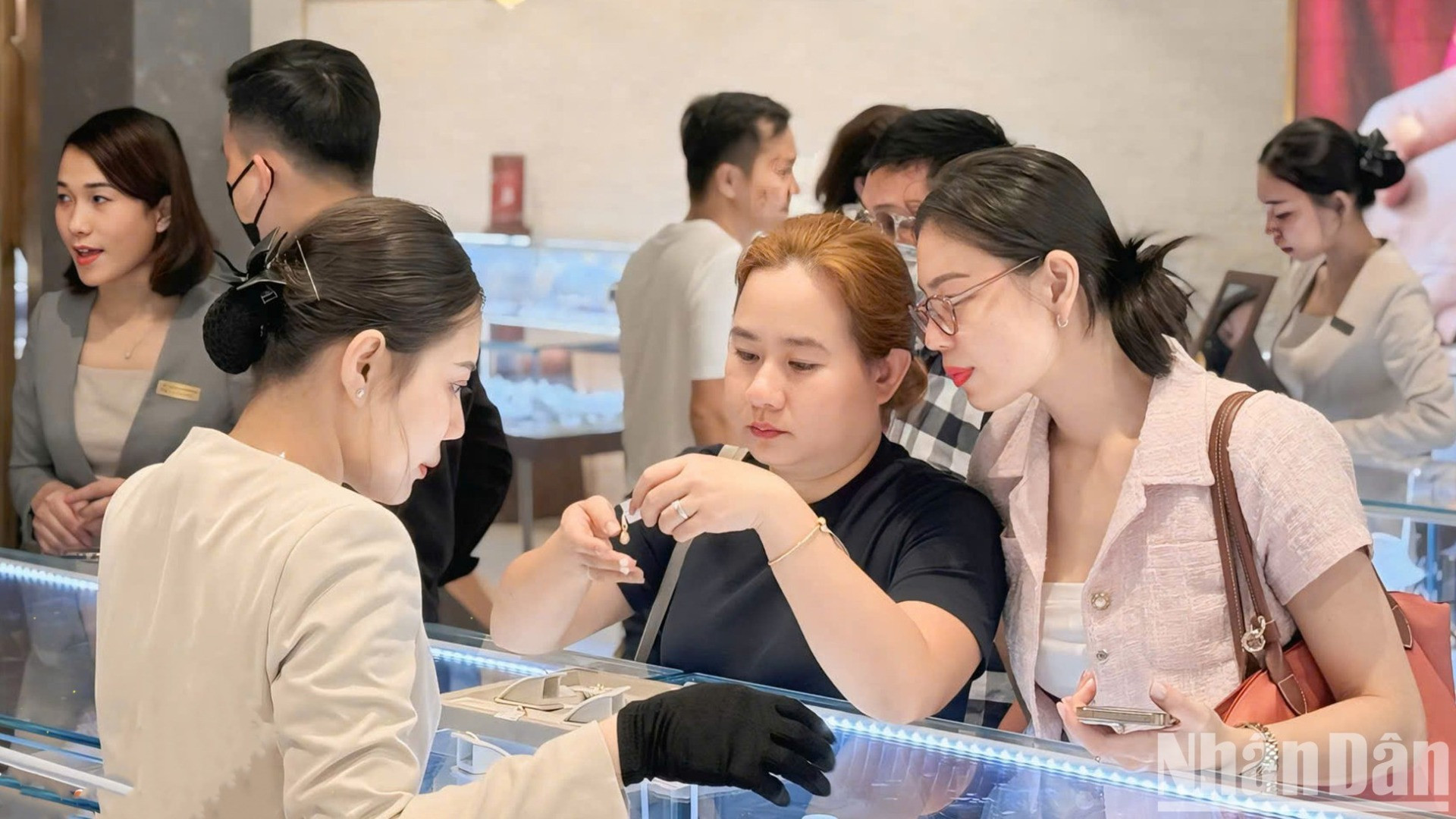 Trước ngày vía Thần Tài (mùng 10 tháng Giêng) mặc dù giá vàng trong nước tăng mạnh, các cửa hàng vàng vẫn đón lượng khách lớn. Nhiều người chọn mua sớm không chỉ để đón lộc đầu năm mà còn để tránh cảnh chen lấn, xô bồ vào ngày vía chính.
