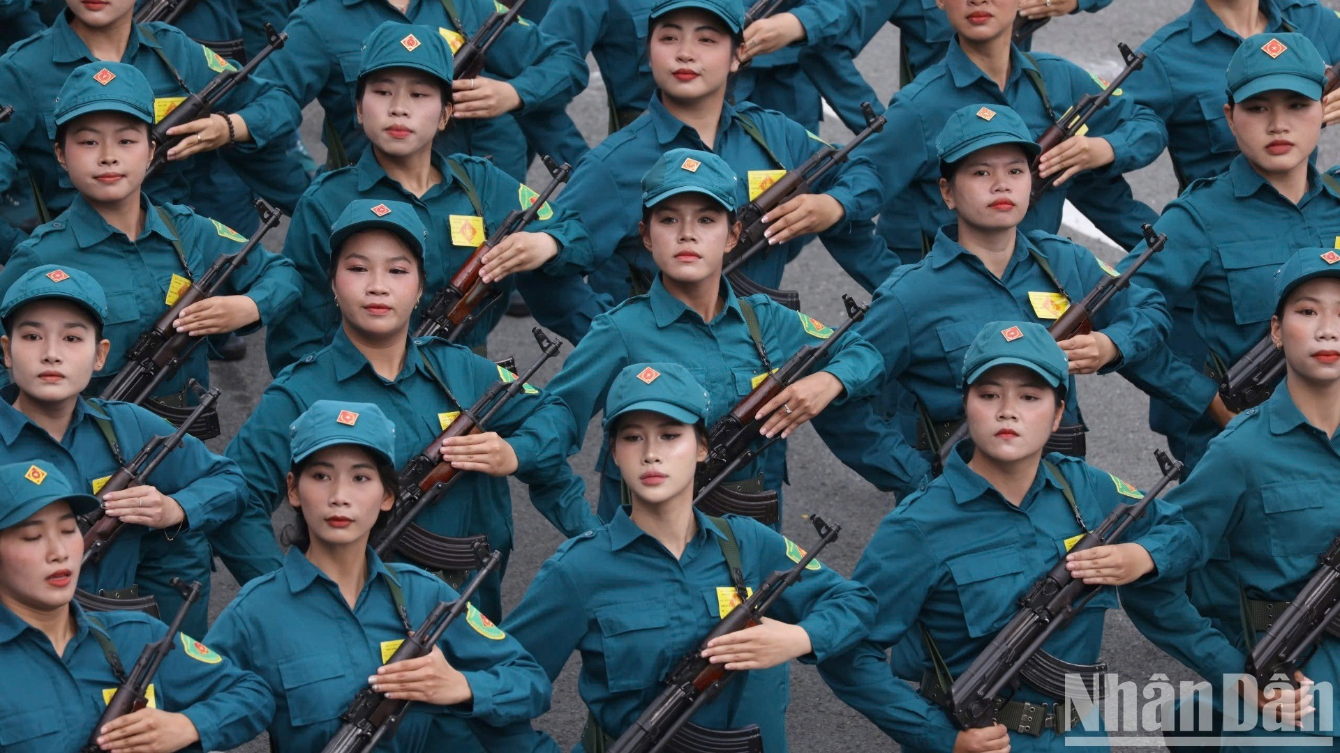 Khối nữ dân quân diễu hành tại buổi ra quân huấn luyện.