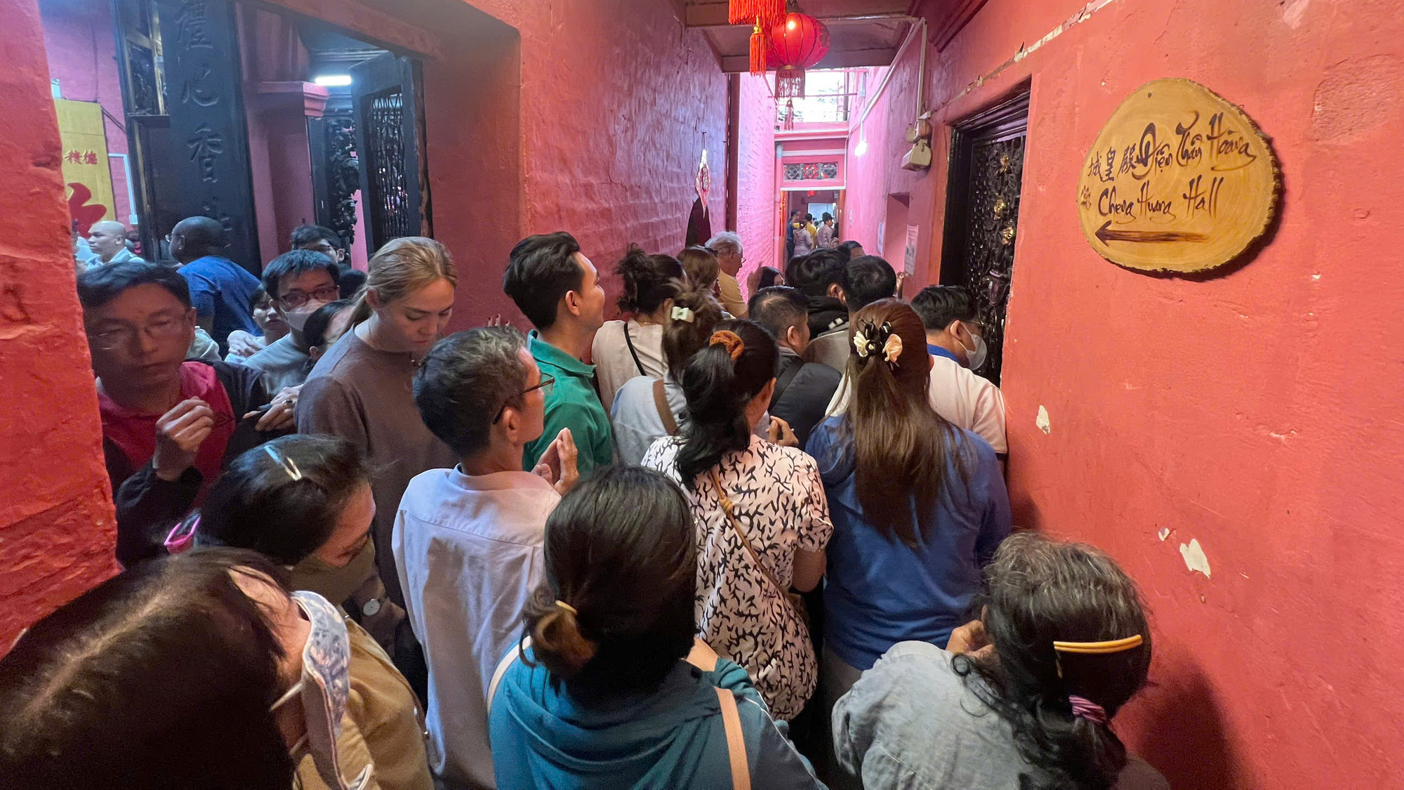 Lối vào chánh điện đông kín người đến dâng lễ Ngọc Hoàng. Khách hành hương xếp thành hàng dài đợi đến lượt dâng lễ và rót dầu.