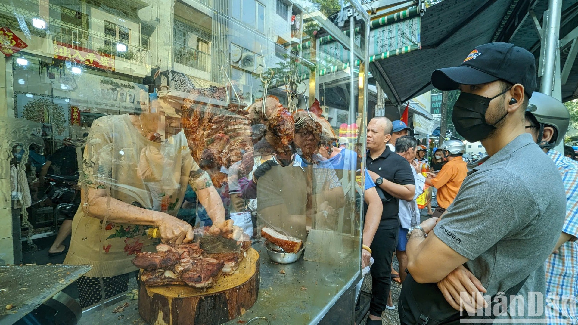 Theo ghi nhận lúc 6 giờ sáng nay, 7/2, ở khu vực ngã tư đường Bùi Hữu Nghĩa-Phan Văn Trị (quận 5), nơi nổi tiếng với nhiều tiệm heo quay, vịt quay ở Thành phố Hồ Chí Minh, đông người xếp hàng dài để chờ đến lượt mua.