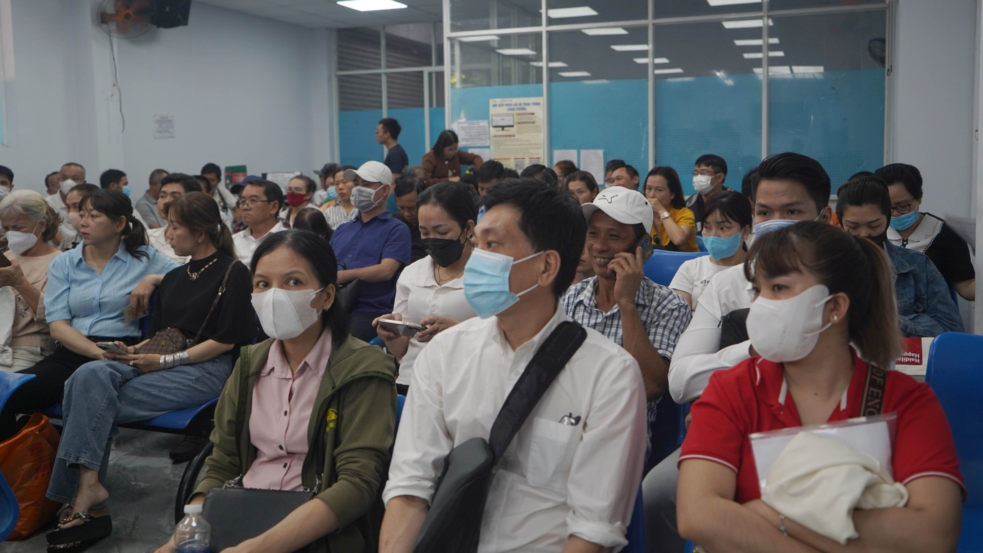 Cả trăm người có mặt từ sáng sớm xếp hàng chờ làm thủ tục cấp đổi Giấy phép lái xe.